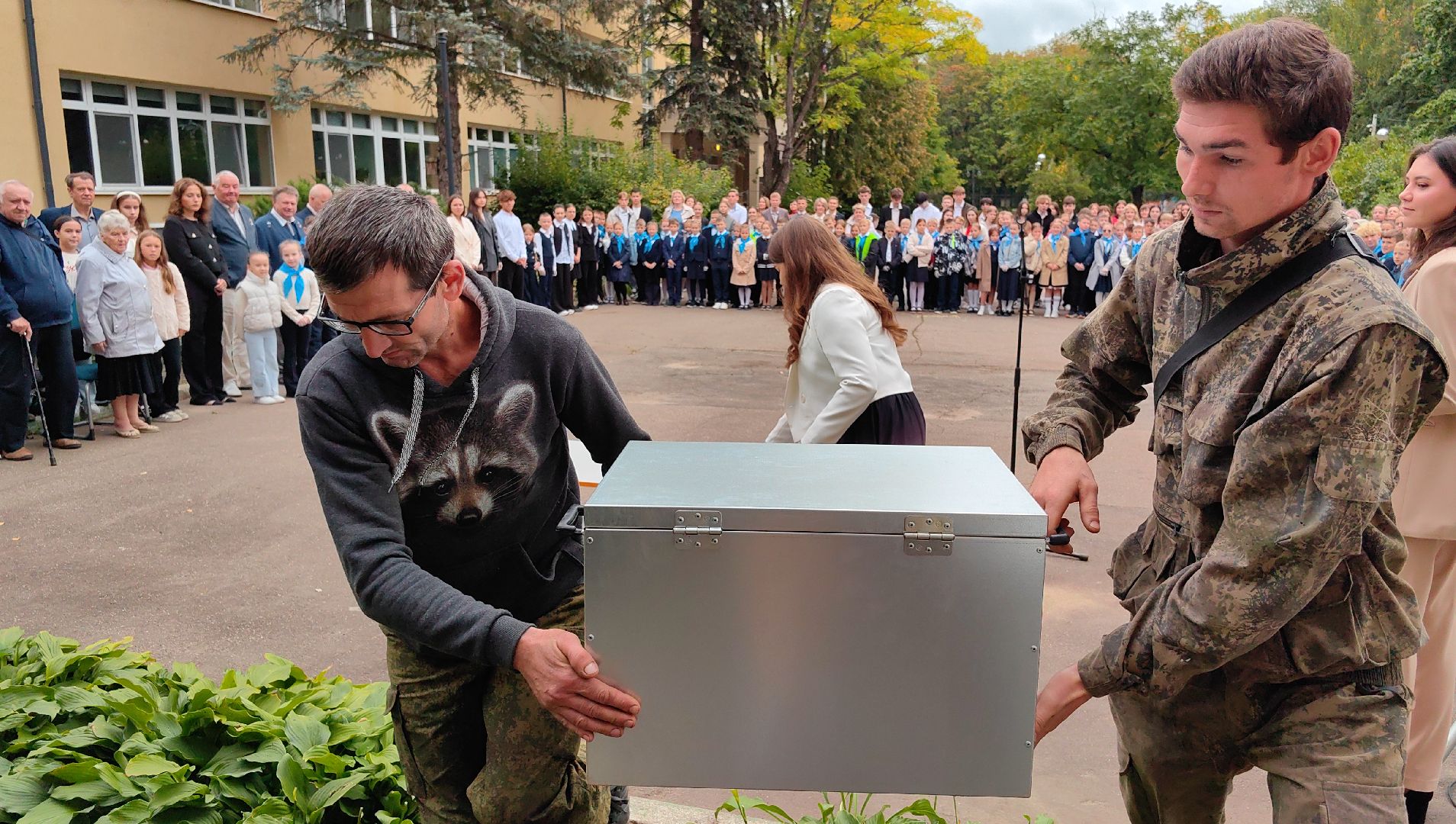 капсула времени,  юбилей, школа ВМ Комарова, космонавт, галстук, юные гагаринцы,