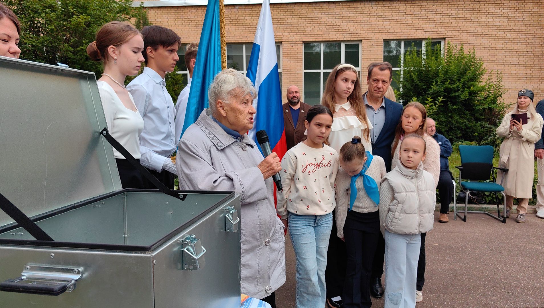 капсула времени,  юбилей, школа ВМ Комарова, космонавт, галстук, юные гагаринцы,