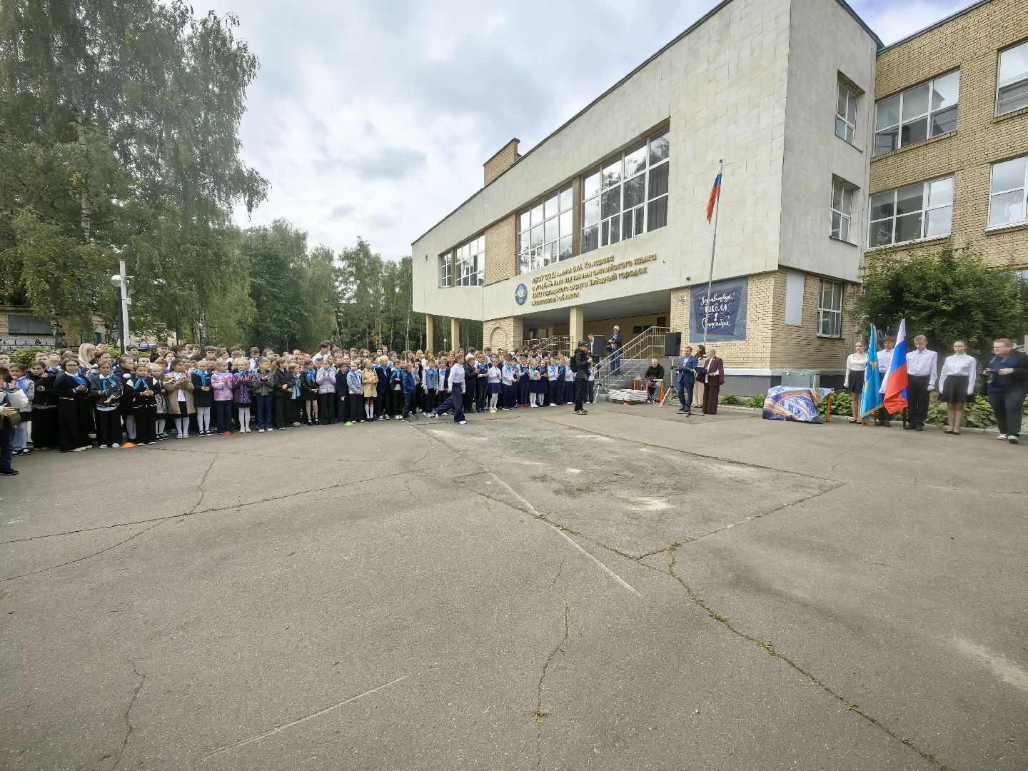 капсула времени,  юбилей, школа ВМ Комарова, космонавт, галстук, юные гагаринцы,
