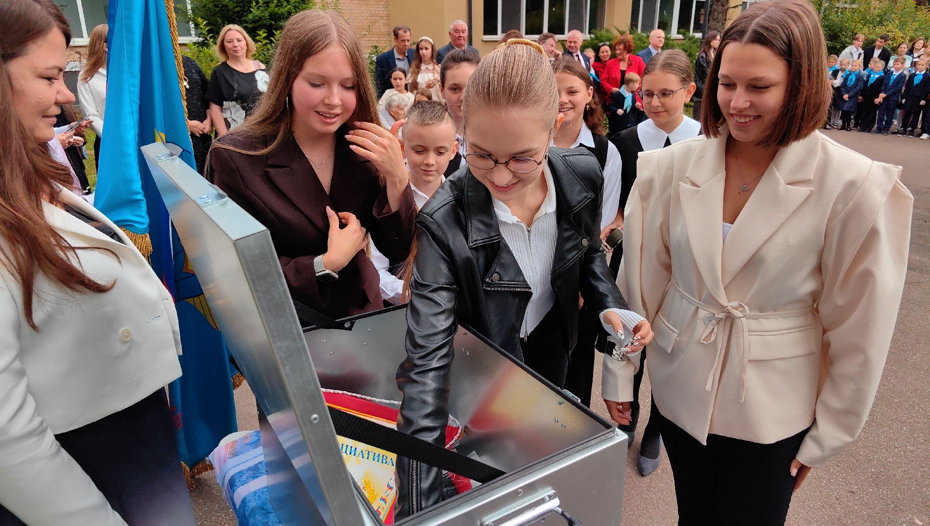 капсула времени,  юбилей, школа ВМ Комарова, космонавт, галстук, юные гагаринцы,