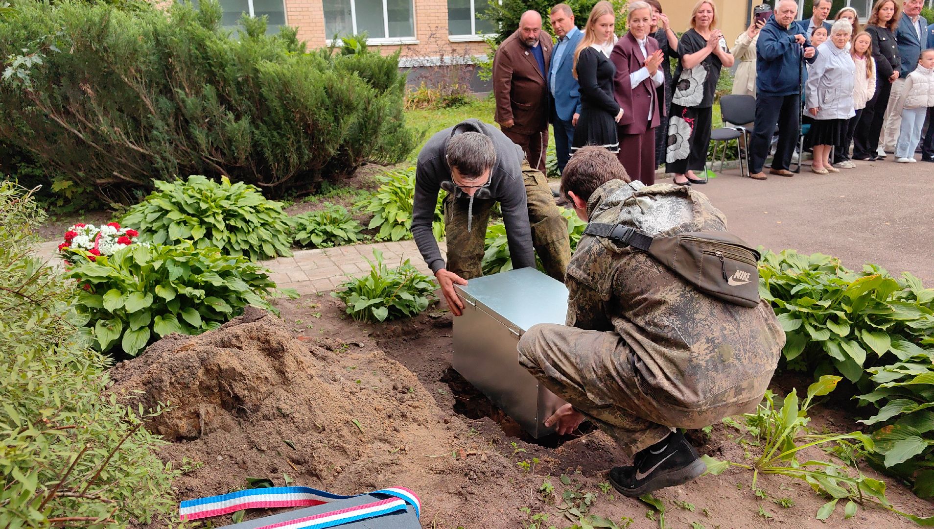 капсула времени,  юбилей, школа ВМ Комарова, космонавт, галстук, юные гагаринцы,