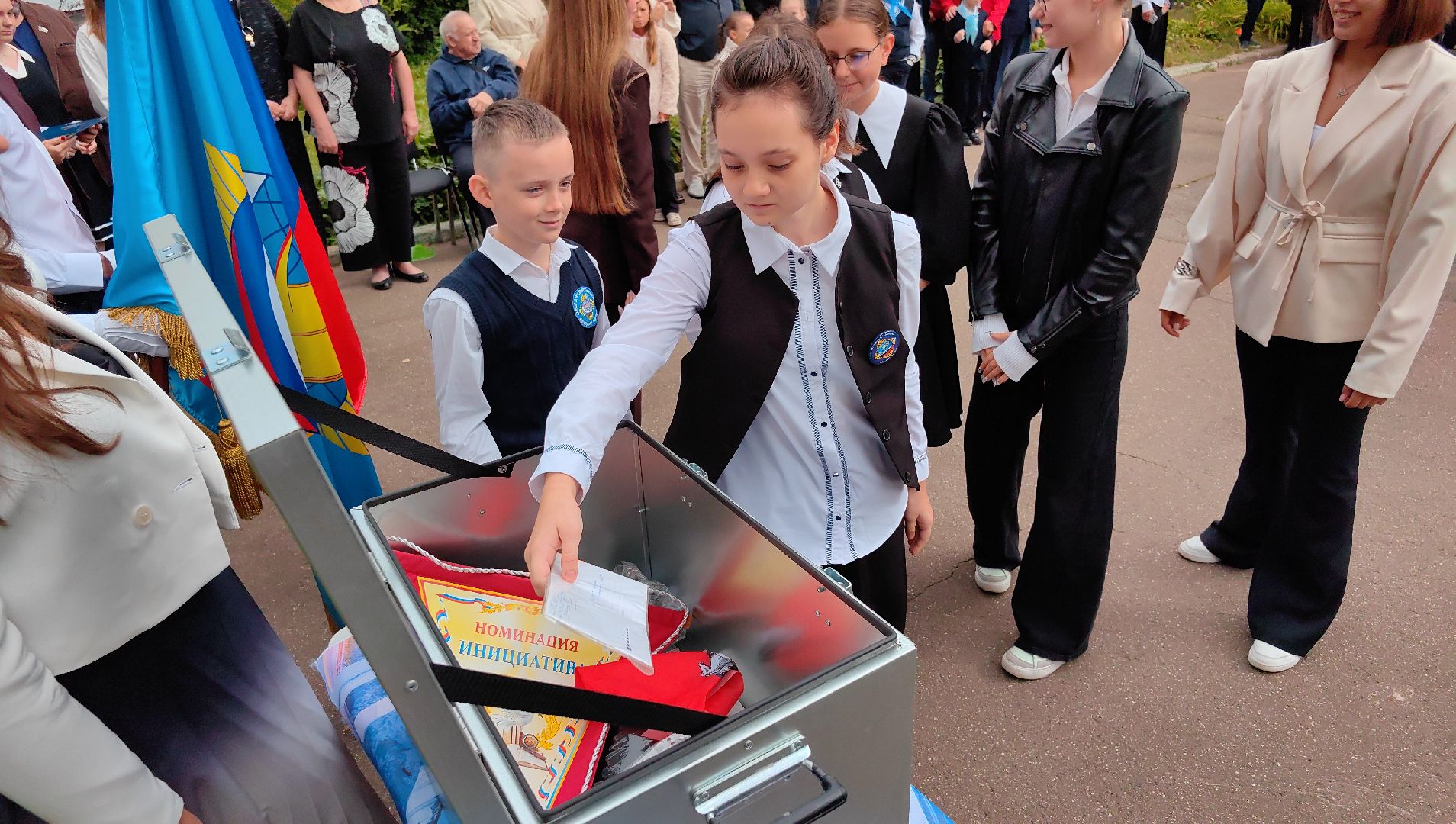 капсула времени,  юбилей, школа ВМ Комарова, космонавт, галстук, юные гагаринцы,