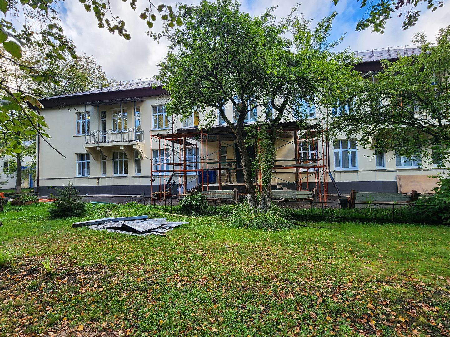 чехов, улица пионерская 2, взрослая поликлиника, текущий ремонт, замена кровли, отделка фасада, ремонт крыши, фасадные работы, ремонт входных групп, облицовка ступеней, инженерные сети, внутренняя отделка помещений, уборка территории, благоустройство, новые пешеходные дорожки и тропинки, парковка, региональная программа московской области, ремонт и обустройство объектов здравоохранения,