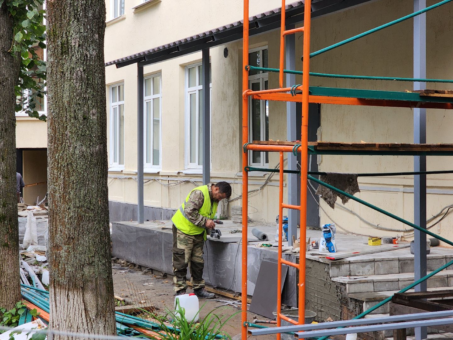 чехов, улица пионерская 2, взрослая поликлиника, текущий ремонт, замена кровли, отделка фасада, ремонт крыши, фасадные работы, ремонт входных групп, облицовка ступеней, инженерные сети, внутренняя отделка помещений, уборка территории, благоустройство, новые пешеходные дорожки и тропинки, парковка, региональная программа московской области, ремонт и обустройство объектов здравоохранения,