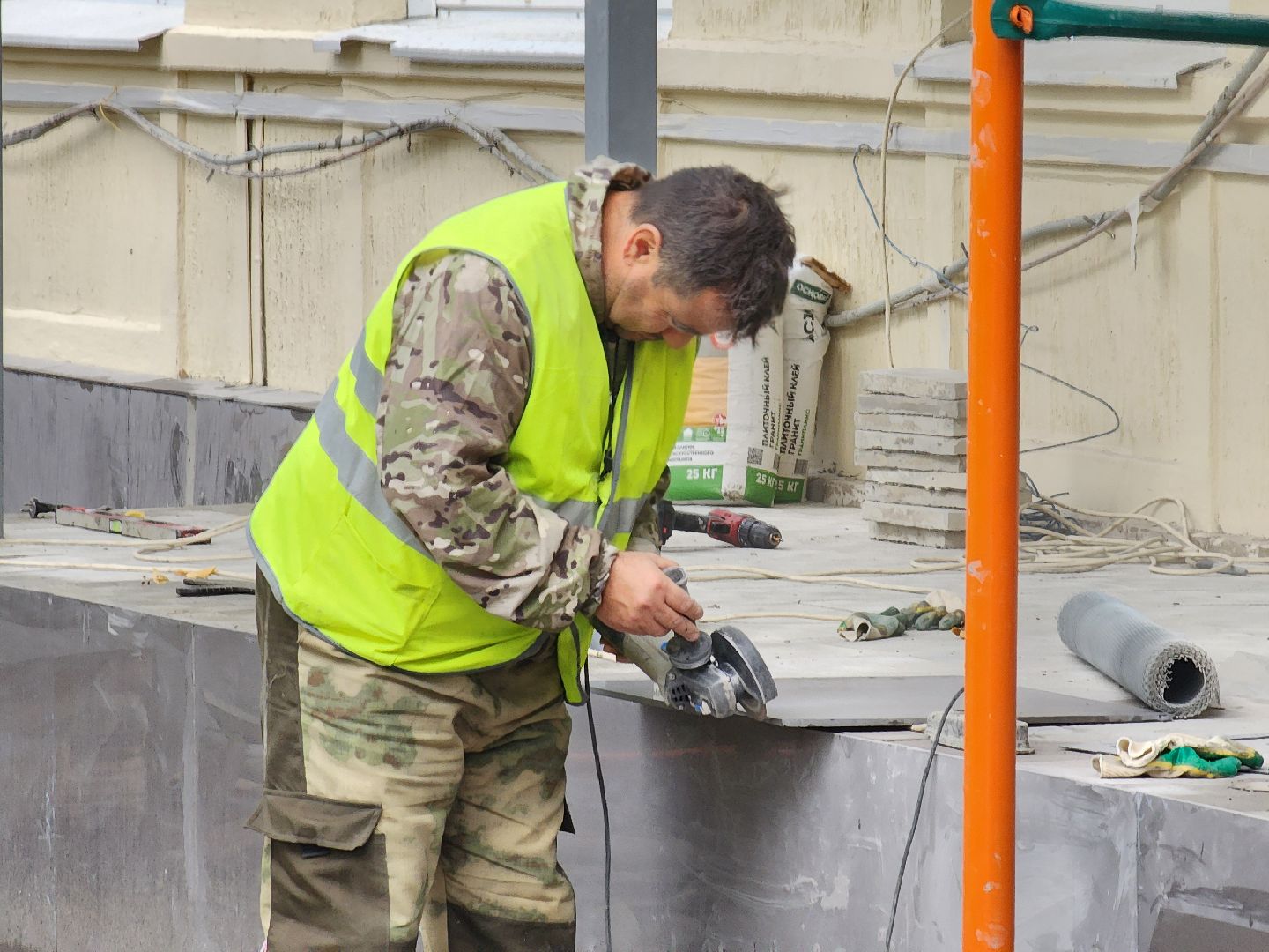 чехов, улица пионерская 2, взрослая поликлиника, текущий ремонт, замена кровли, отделка фасада, ремонт крыши, фасадные работы, ремонт входных групп, облицовка ступеней, инженерные сети, внутренняя отделка помещений, уборка территории, благоустройство, новые пешеходные дорожки и тропинки, парковка, региональная программа московской области, ремонт и обустройство объектов здравоохранения,