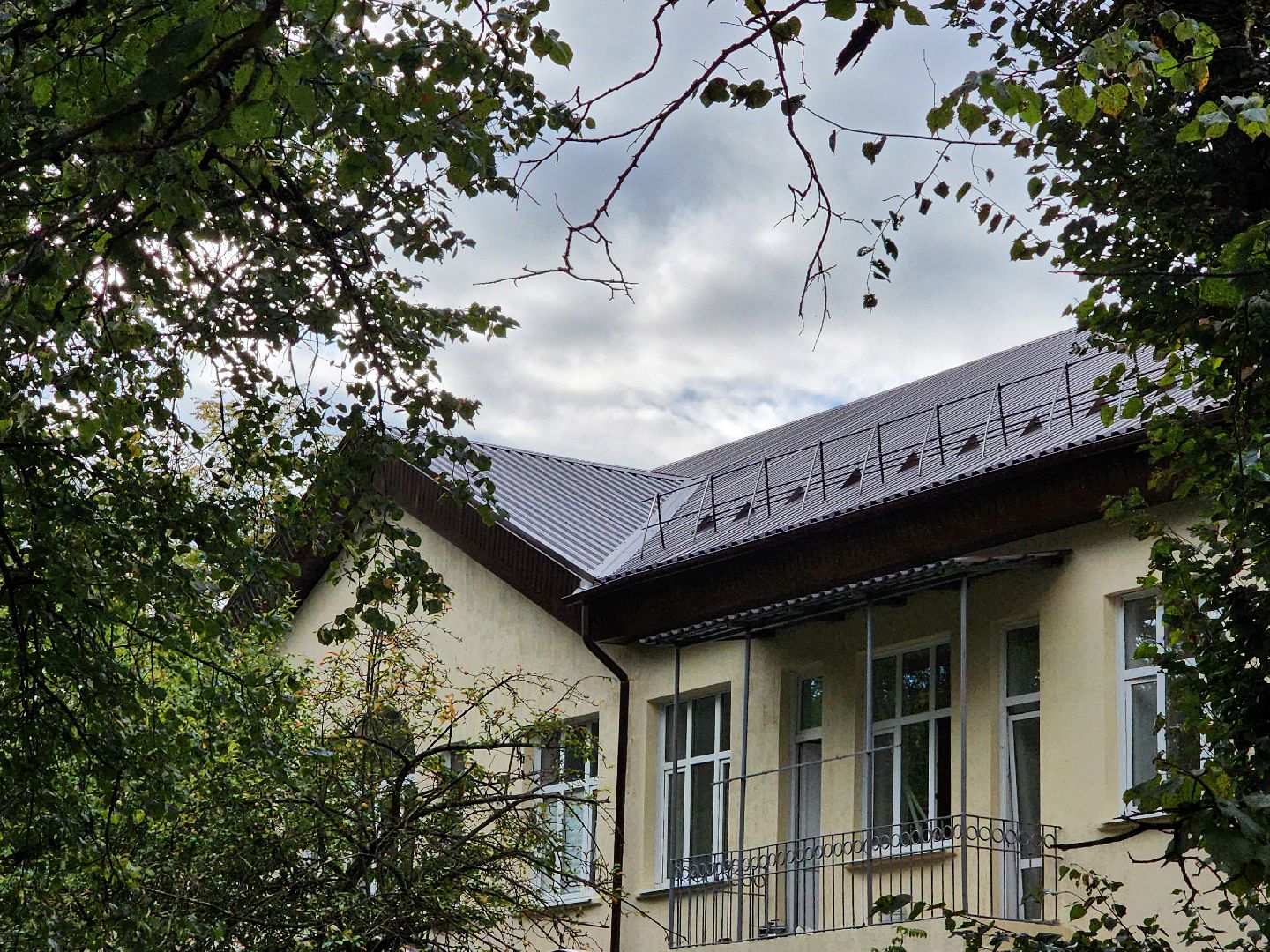 чехов, улица пионерская 2, взрослая поликлиника, текущий ремонт, замена кровли, отделка фасада, ремонт крыши, фасадные работы, ремонт входных групп, облицовка ступеней, инженерные сети, внутренняя отделка помещений, уборка территории, благоустройство, новые пешеходные дорожки и тропинки, парковка, региональная программа московской области, ремонт и обустройство объектов здравоохранения,