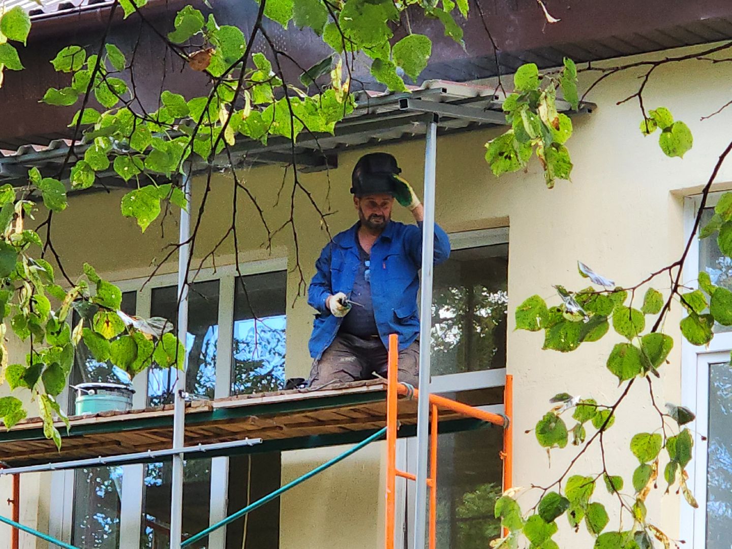 чехов, улица пионерская 2, взрослая поликлиника, текущий ремонт, замена кровли, отделка фасада, ремонт крыши, фасадные работы, ремонт входных групп, облицовка ступеней, инженерные сети, внутренняя отделка помещений, уборка территории, благоустройство, новые пешеходные дорожки и тропинки, парковка, региональная программа московской области, ремонт и обустройство объектов здравоохранения,