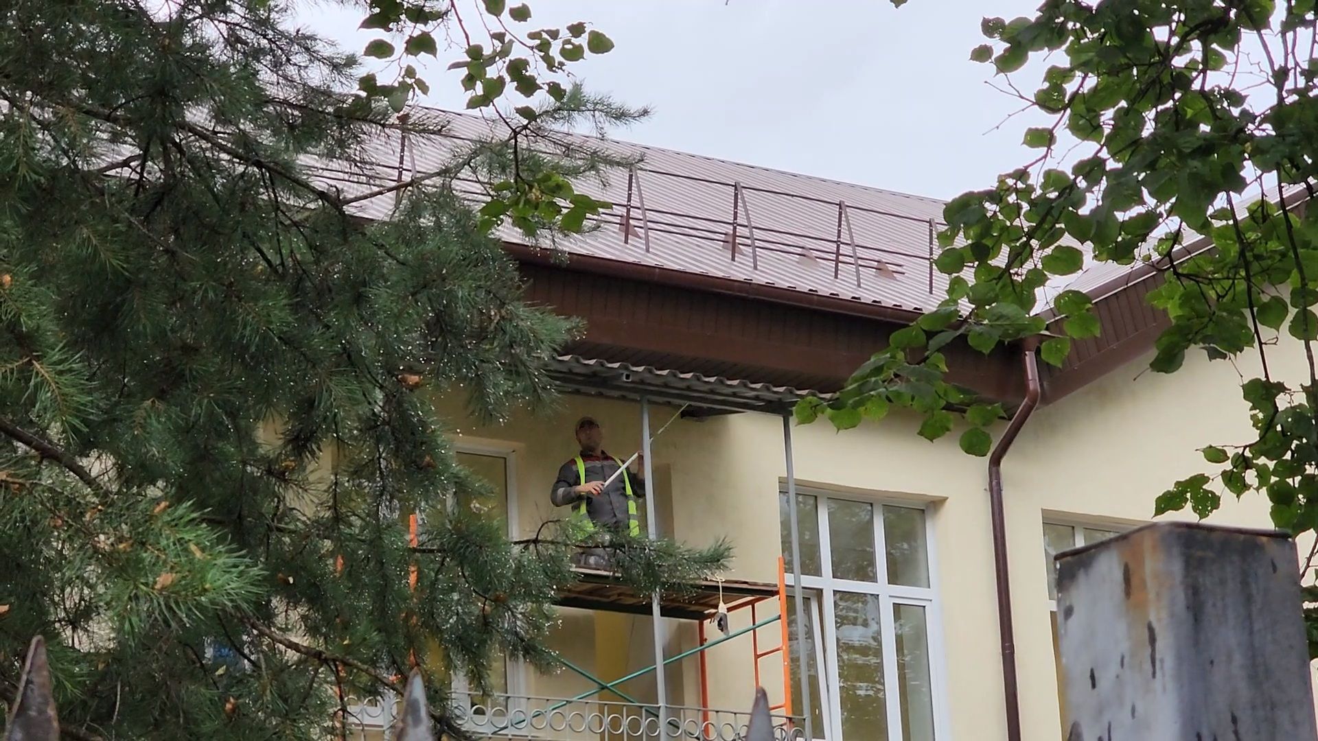 чехов, улица пионерская 2, взрослая поликлиника, текущий ремонт, замена кровли, отделка фасада, ремонт крыши, фасадные работы, ремонт входных групп, облицовка ступеней, инженерные сети, внутренняя отделка помещений, уборка территории, благоустройство, новые пешеходные дорожки и тропинки, парковка, региональная программа московской области, ремонт и обустройство объектов здравоохранения,