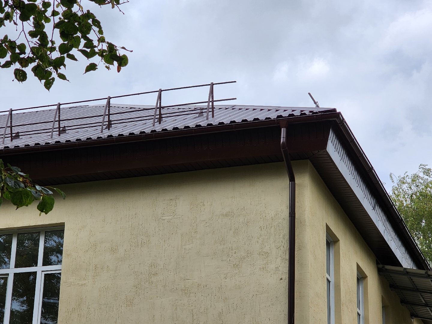 чехов, улица пионерская 2, взрослая поликлиника, текущий ремонт, замена кровли, отделка фасада, ремонт крыши, фасадные работы, ремонт входных групп, облицовка ступеней, инженерные сети, внутренняя отделка помещений, уборка территории, благоустройство, новые пешеходные дорожки и тропинки, парковка, региональная программа московской области, ремонт и обустройство объектов здравоохранения,