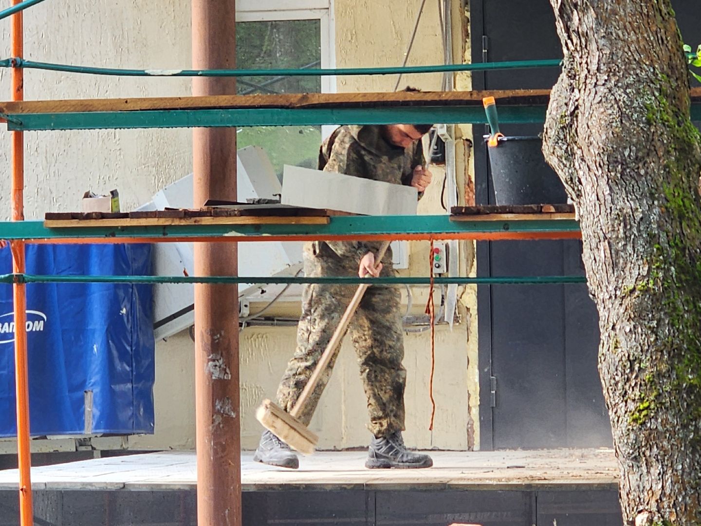 чехов, улица пионерская 2, взрослая поликлиника, текущий ремонт, замена кровли, отделка фасада, ремонт крыши, фасадные работы, ремонт входных групп, облицовка ступеней, инженерные сети, внутренняя отделка помещений, уборка территории, благоустройство, новые пешеходные дорожки и тропинки, парковка, региональная программа московской области, ремонт и обустройство объектов здравоохранения,