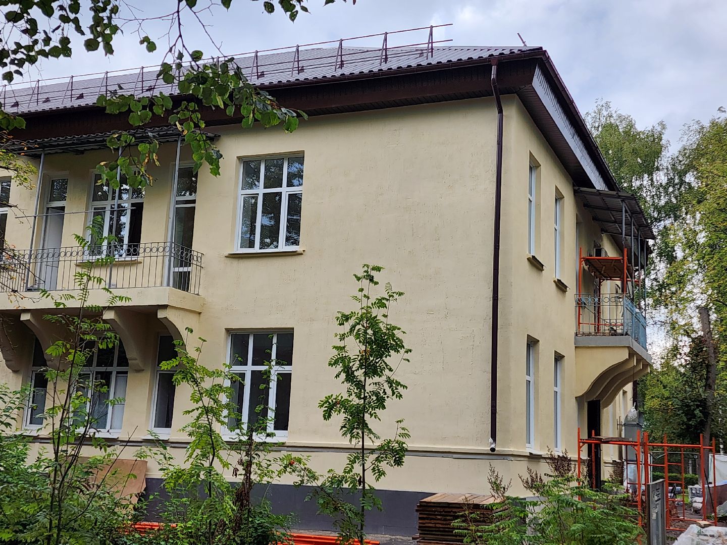 чехов, улица пионерская 2, взрослая поликлиника, текущий ремонт, замена кровли, отделка фасада, ремонт крыши, фасадные работы, ремонт входных групп, облицовка ступеней, инженерные сети, внутренняя отделка помещений, уборка территории, благоустройство, новые пешеходные дорожки и тропинки, парковка, региональная программа московской области, ремонт и обустройство объектов здравоохранения,