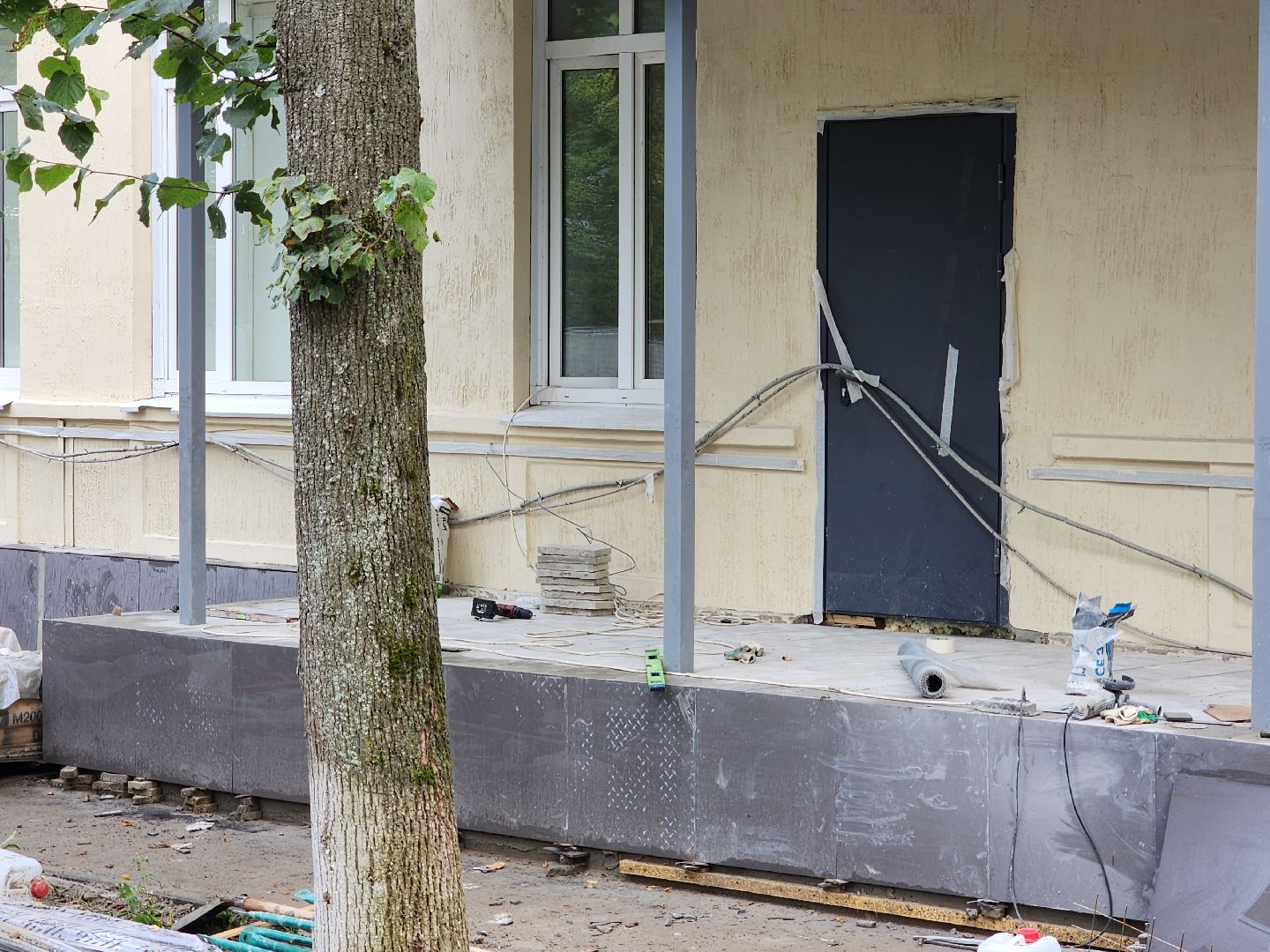 чехов, улица пионерская 2, взрослая поликлиника, текущий ремонт, замена кровли, отделка фасада, ремонт крыши, фасадные работы, ремонт входных групп, облицовка ступеней, инженерные сети, внутренняя отделка помещений, уборка территории, благоустройство, новые пешеходные дорожки и тропинки, парковка, региональная программа московской области, ремонт и обустройство объектов здравоохранения,