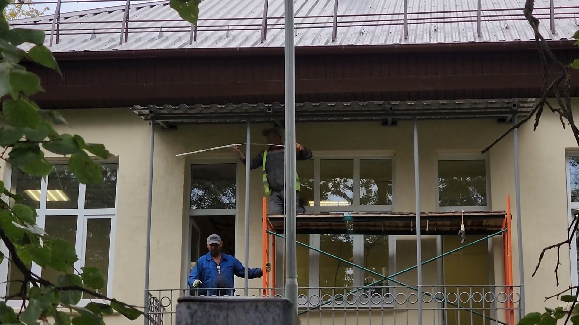 чехов, улица пионерская 2, взрослая поликлиника, текущий ремонт, замена кровли, отделка фасада, ремонт крыши, фасадные работы, ремонт входных групп, облицовка ступеней, инженерные сети, внутренняя отделка помещений, уборка территории, благоустройство, новые пешеходные дорожки и тропинки, парковка, региональная программа московской области, ремонт и обустройство объектов здравоохранения,