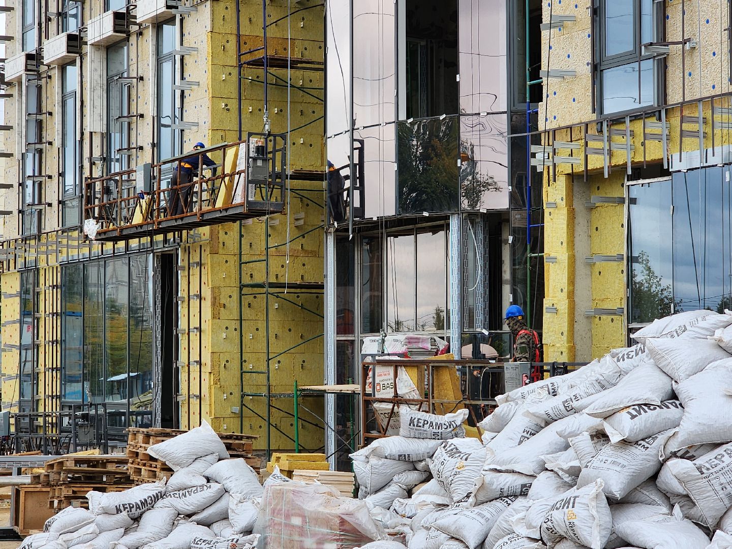 чехов, улица мира 4а, детская поликлиника, строительство, фасадные работы, утепление фасада, прокладка инженерных сетей, остекление, водоснабжение, дирекция заказчика капитального строительства, нацпроект здравоохранение, госпрограмма московской области, строительство социальных объектов,