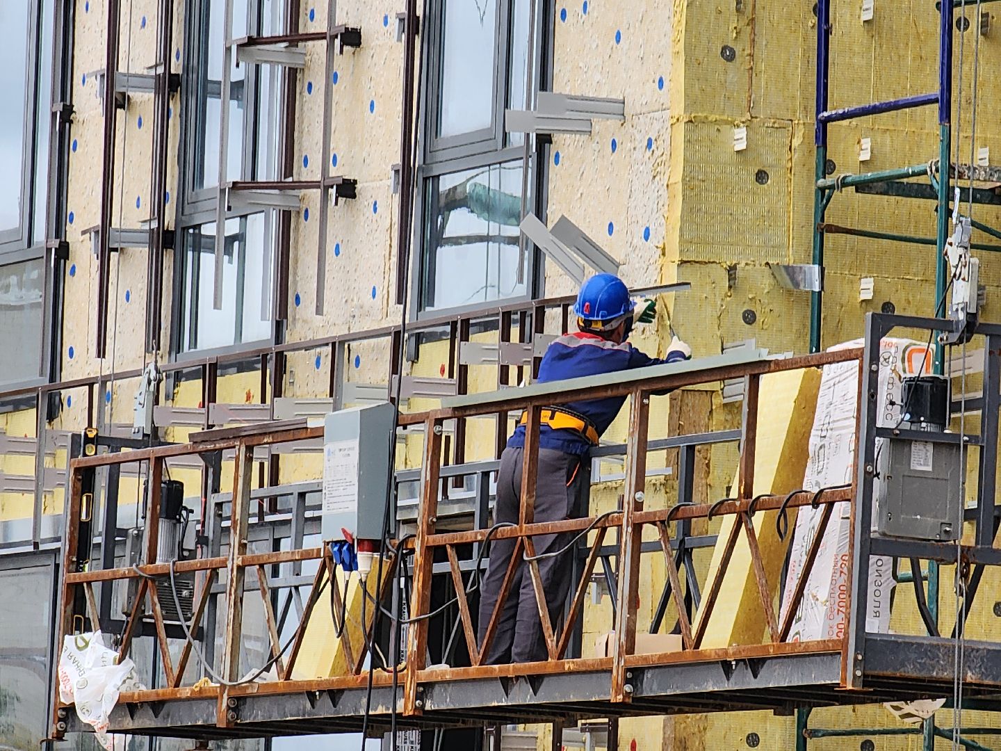 чехов, улица мира 4а, детская поликлиника, строительство, фасадные работы, утепление фасада, прокладка инженерных сетей, остекление, водоснабжение, дирекция заказчика капитального строительства, нацпроект здравоохранение, госпрограмма московской области, строительство социальных объектов,