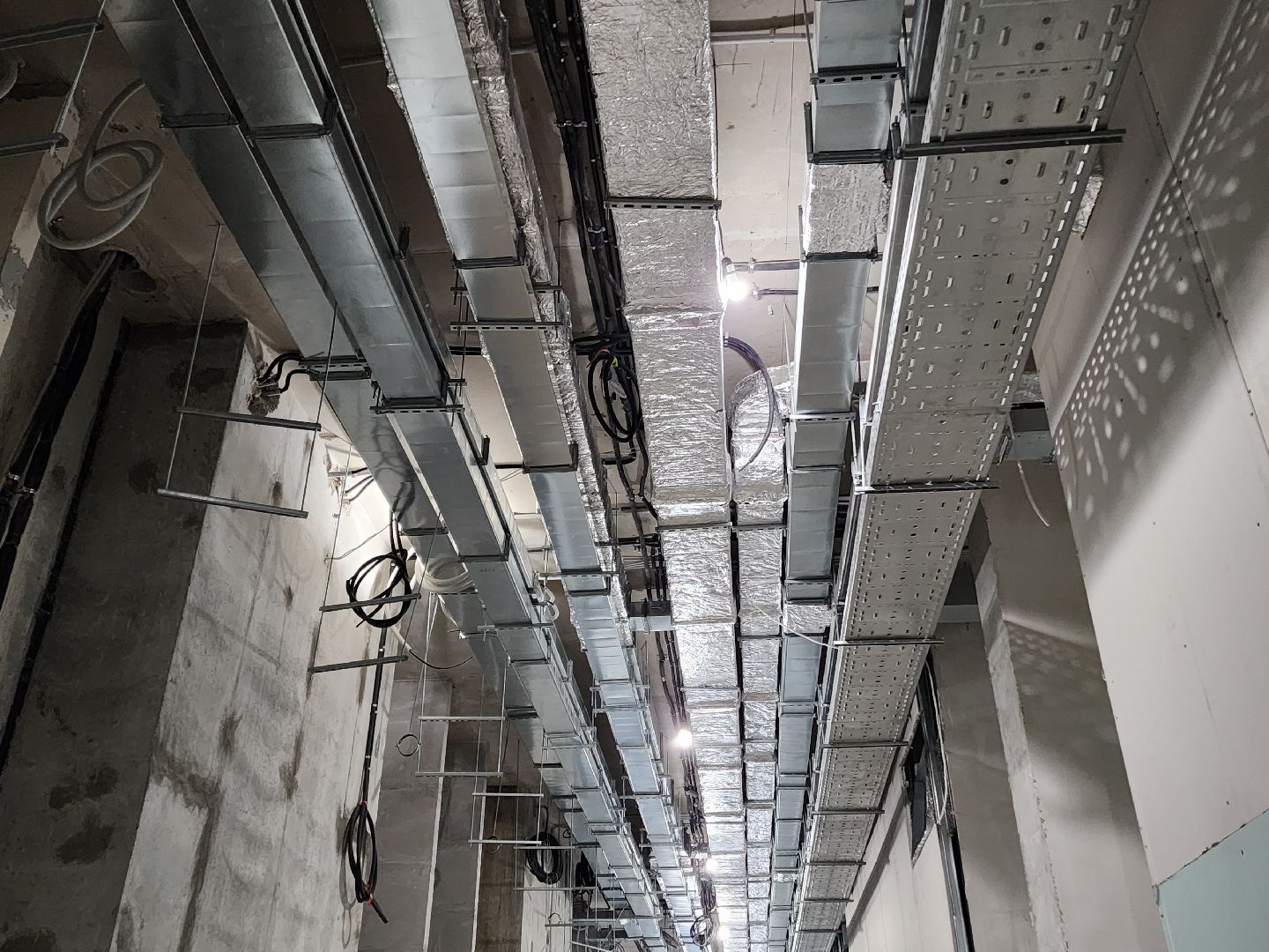 чехов, улица мира 4а, детская поликлиника, строительство, фасадные работы, утепление фасада, прокладка инженерных сетей, остекление, водоснабжение, дирекция заказчика капитального строительства, нацпроект здравоохранение, госпрограмма московской области, строительство социальных объектов,