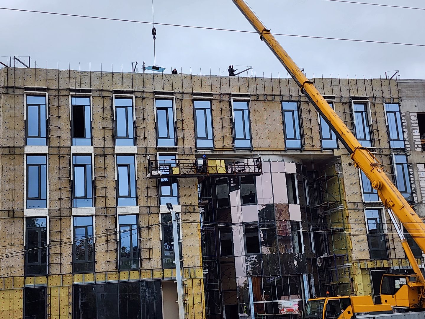 чехов, улица мира 4а, детская поликлиника, строительство, фасадные работы, утепление фасада, прокладка инженерных сетей, остекление, водоснабжение, дирекция заказчика капитального строительства, нацпроект здравоохранение, госпрограмма московской области, строительство социальных объектов,