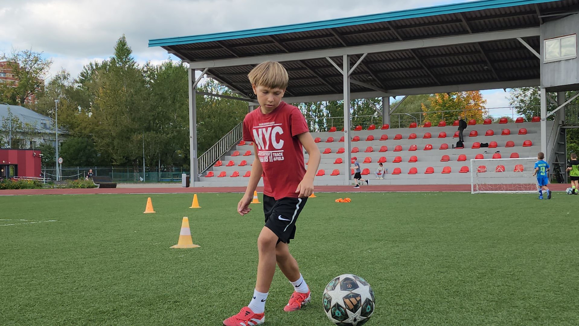 Спорт , Футбол, Стадион , Лобня , Жонглирование мячом,
