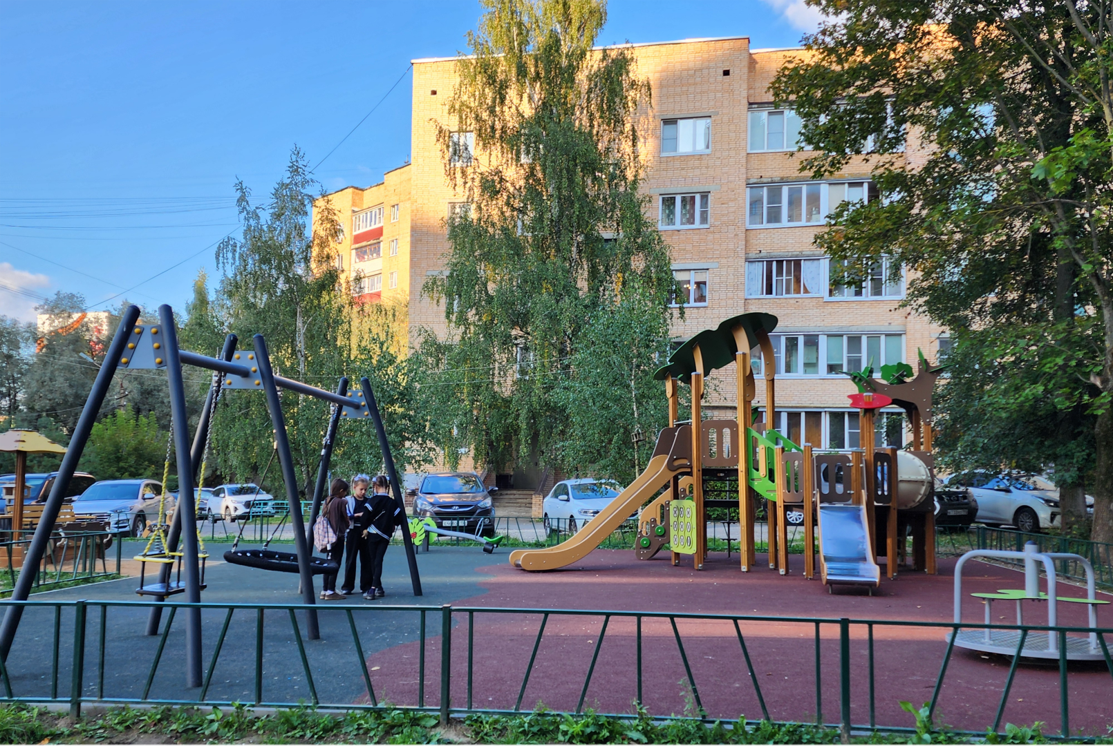 чехов, улица чехова 73, новая детская площадка, игровой комплекс, горки качели карусели, резиновое покрытие, зона отдыха, лавочки урны инфощиты, освещение, видеокамеры системы безопасный регион, госпрограмма московской области, формирование комфортной городской среды,