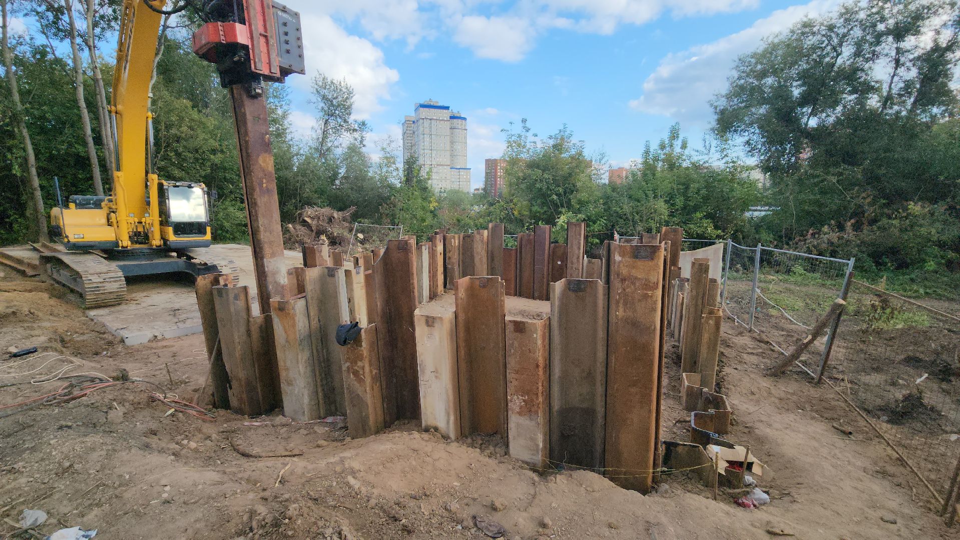 пушкино, кнс, канализационно-насосная станция, канализация, серебрянка, спецтехника, рабочие, монтаж инженерных сетей,