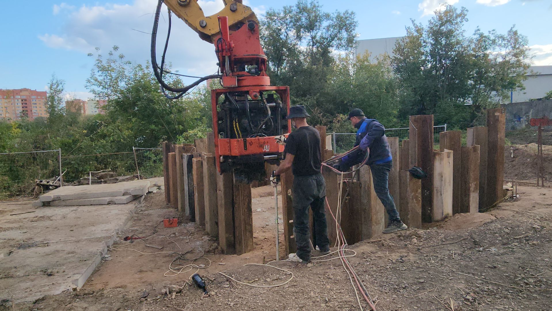 пушкино, кнс, канализационно-насосная станция, канализация, серебрянка, спецтехника, рабочие, монтаж инженерных сетей,