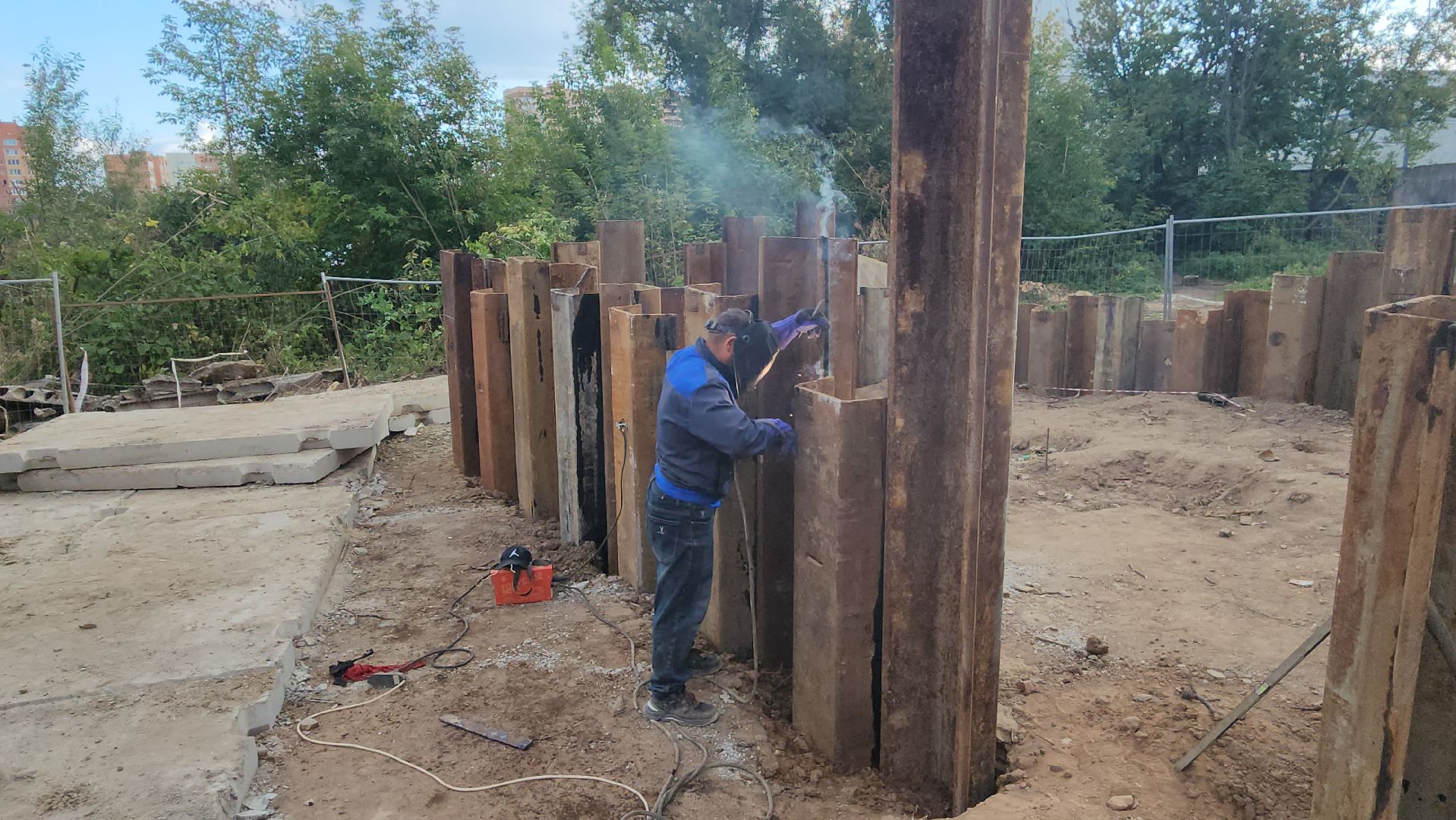 пушкино, кнс, канализационно-насосная станция, канализация, серебрянка, спецтехника, рабочие, монтаж инженерных сетей,