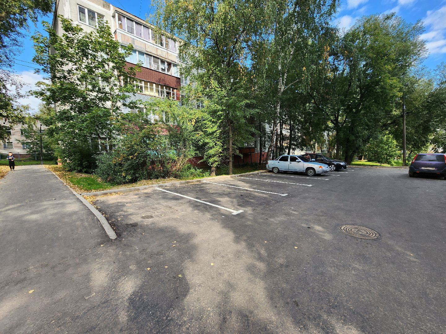 чехов, улица дружбы, благоустройство двора, парковки, автостоянки, парковочные карманы, пешеходные дорожки, тротуары, тропинки, автомобильные проезды, проходы, зоны отдыха, детские площадки, тренажеры, госпрограмма московской области, формирование комфортной городской среды,