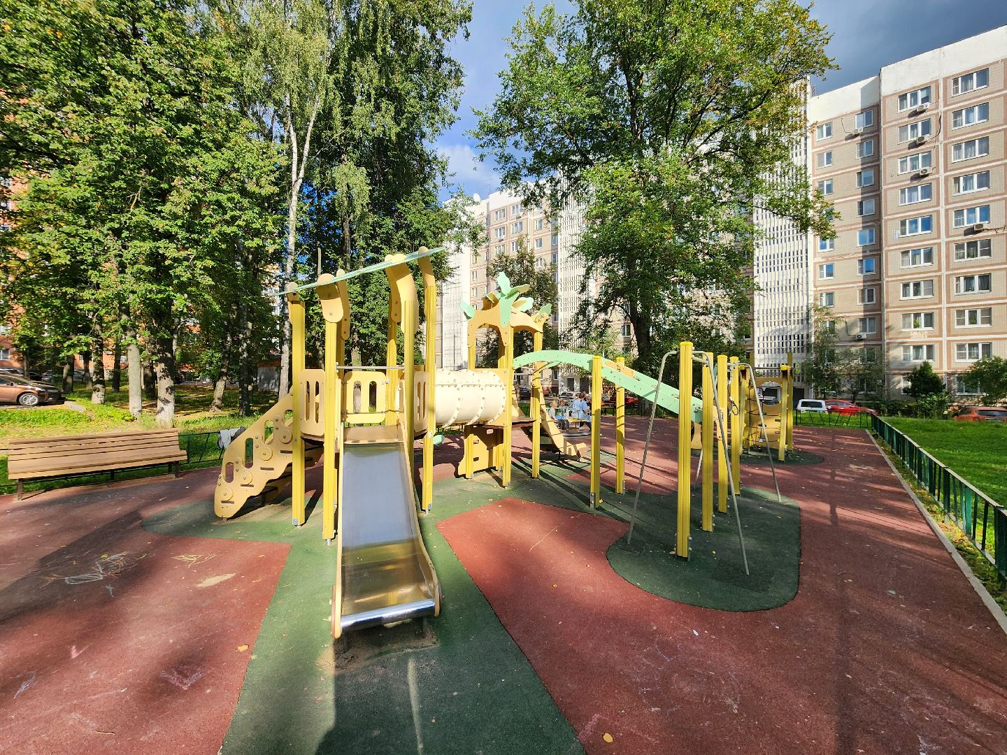 чехов, улица дружбы, благоустройство двора, парковки, автостоянки, парковочные карманы, пешеходные дорожки, тротуары, тропинки, автомобильные проезды, проходы, зоны отдыха, детские площадки, тренажеры, госпрограмма московской области, формирование комфортной городской среды,