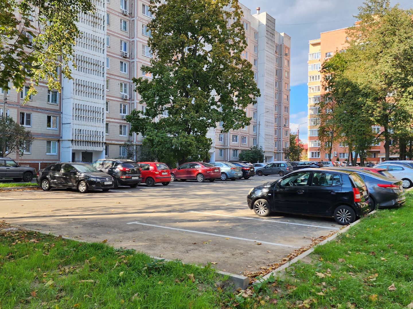 чехов, улица дружбы, благоустройство двора, парковки, автостоянки, парковочные карманы, пешеходные дорожки, тротуары, тропинки, автомобильные проезды, проходы, зоны отдыха, детские площадки, тренажеры, госпрограмма московской области, формирование комфортной городской среды,