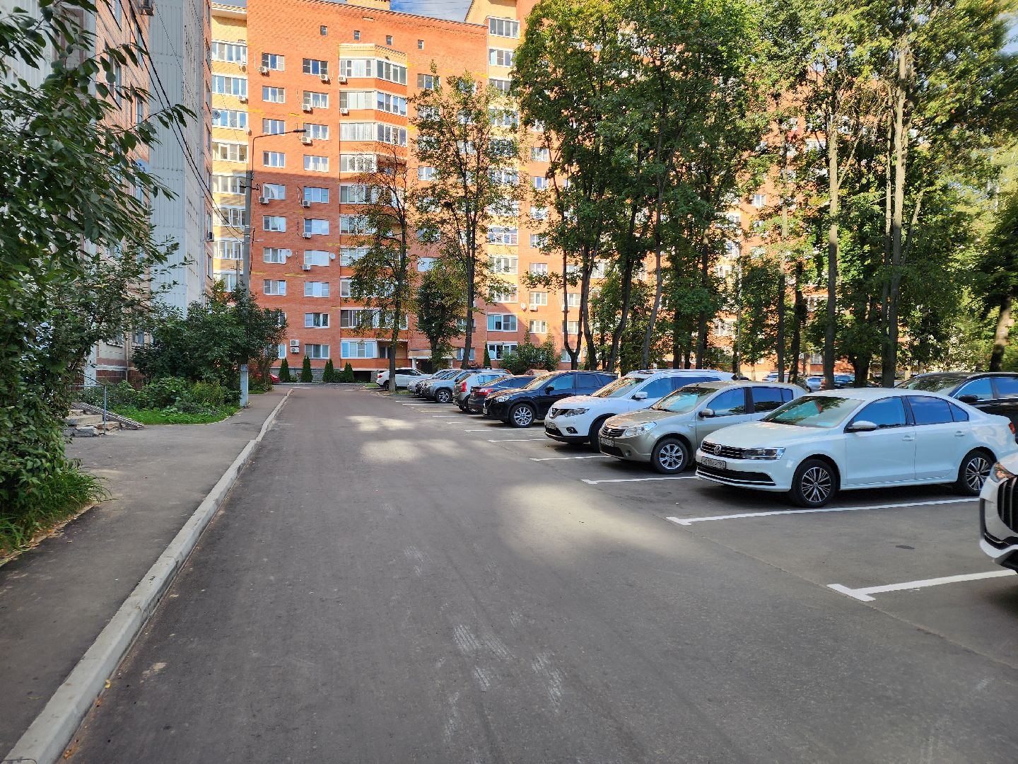 чехов, улица дружбы, благоустройство двора, парковки, автостоянки, парковочные карманы, пешеходные дорожки, тротуары, тропинки, автомобильные проезды, проходы, зоны отдыха, детские площадки, тренажеры, госпрограмма московской области, формирование комфортной городской среды,