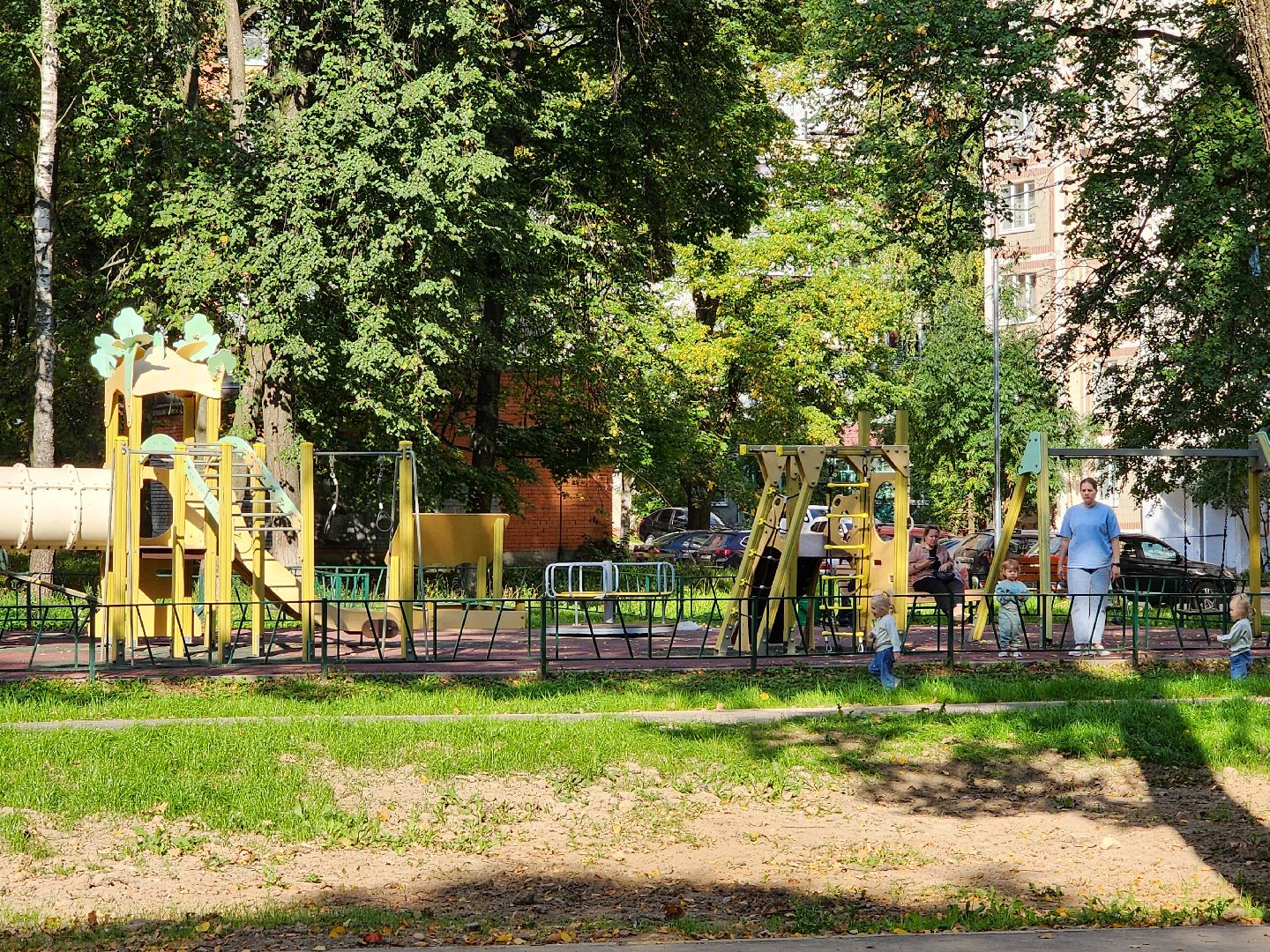 чехов, улица дружбы, благоустройство двора, парковки, автостоянки, парковочные карманы, пешеходные дорожки, тротуары, тропинки, автомобильные проезды, проходы, зоны отдыха, детские площадки, тренажеры, госпрограмма московской области, формирование комфортной городской среды,
