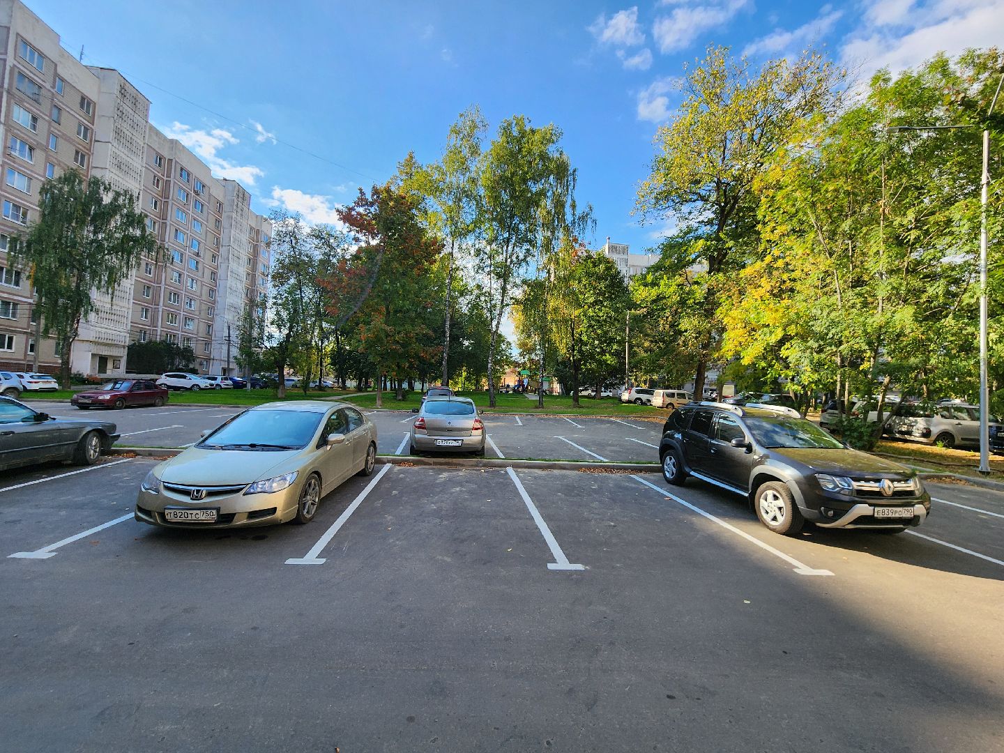 чехов, улица дружбы, благоустройство двора, парковки, автостоянки, парковочные карманы, пешеходные дорожки, тротуары, тропинки, автомобильные проезды, проходы, зоны отдыха, детские площадки, тренажеры, госпрограмма московской области, формирование комфортной городской среды,