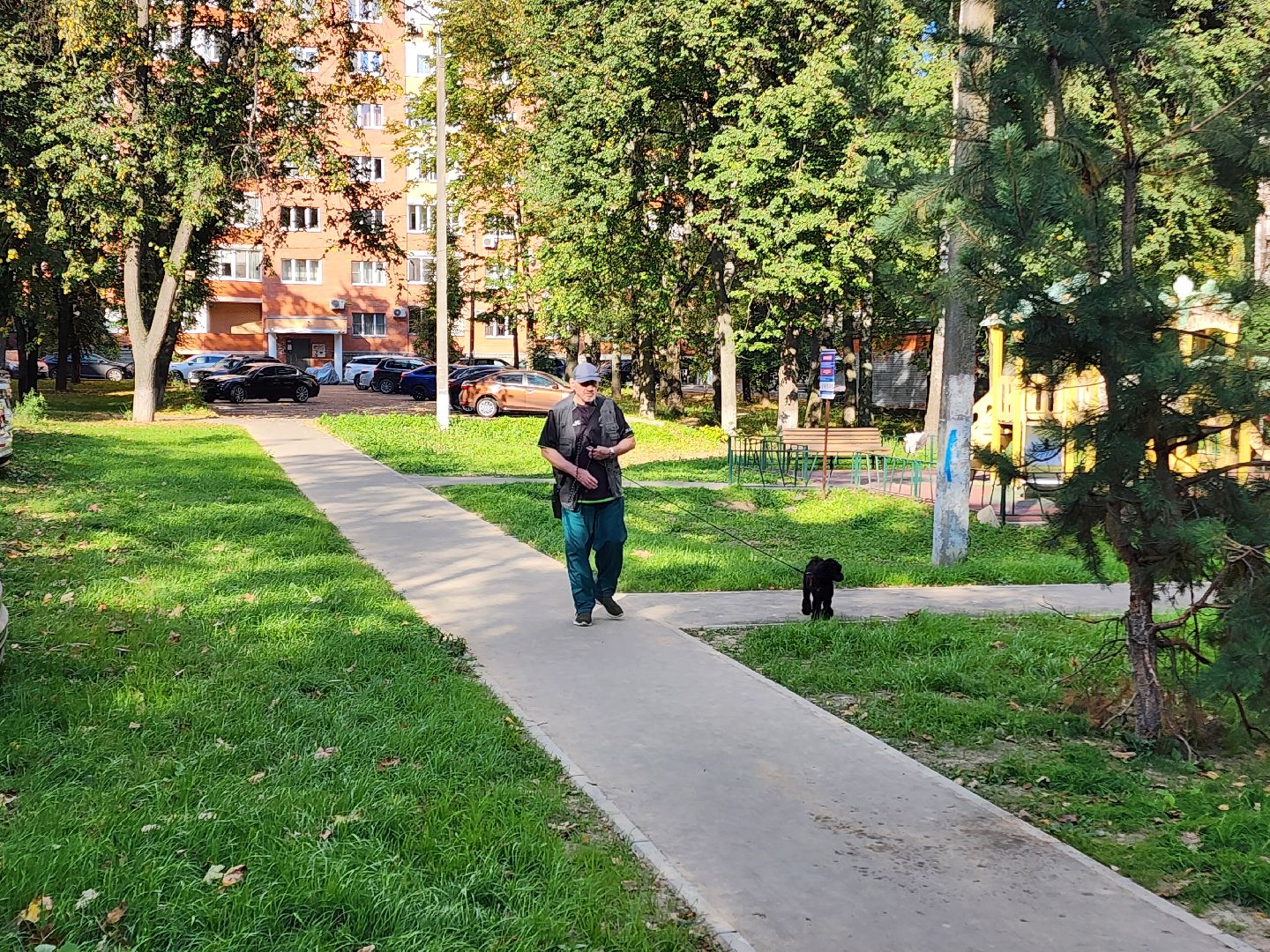 чехов, улица дружбы, благоустройство двора, парковки, автостоянки, парковочные карманы, пешеходные дорожки, тротуары, тропинки, автомобильные проезды, проходы, зоны отдыха, детские площадки, тренажеры, госпрограмма московской области, формирование комфортной городской среды,
