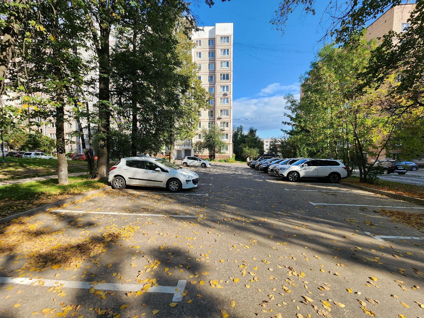 чехов, улица дружбы, благоустройство двора, парковки, автостоянки, парковочные карманы, пешеходные дорожки, тротуары, тропинки, автомобильные проезды, проходы, зоны отдыха, детские площадки, тренажеры, госпрограмма московской области, формирование комфортной городской среды,