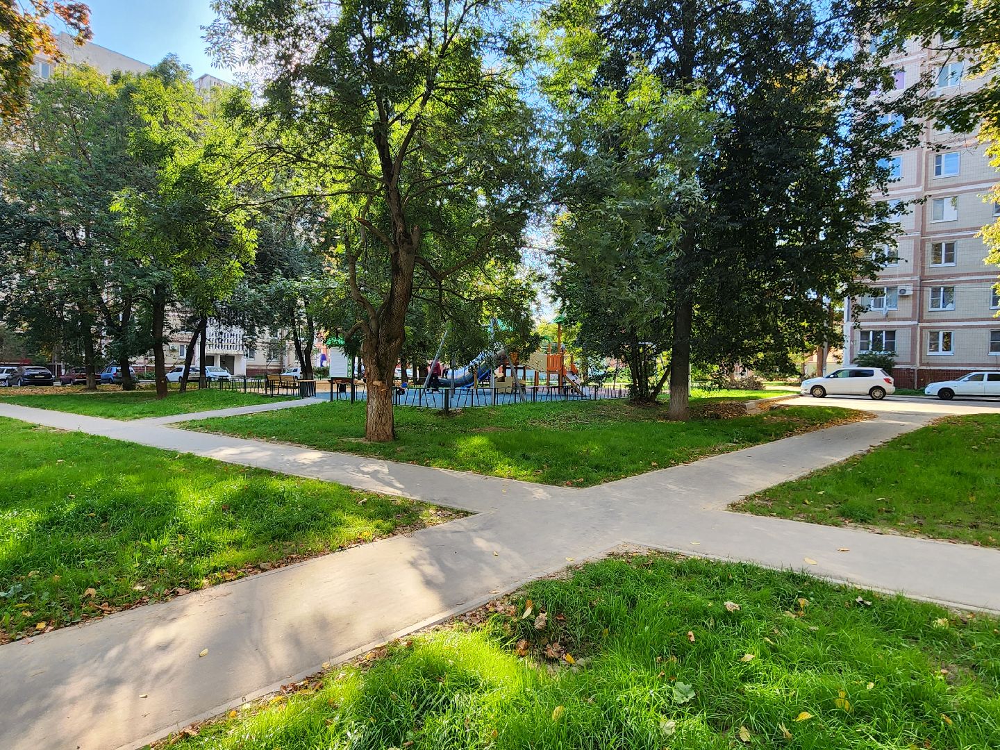чехов, улица дружбы, благоустройство двора, парковки, автостоянки, парковочные карманы, пешеходные дорожки, тротуары, тропинки, автомобильные проезды, проходы, зоны отдыха, детские площадки, тренажеры, госпрограмма московской области, формирование комфортной городской среды,