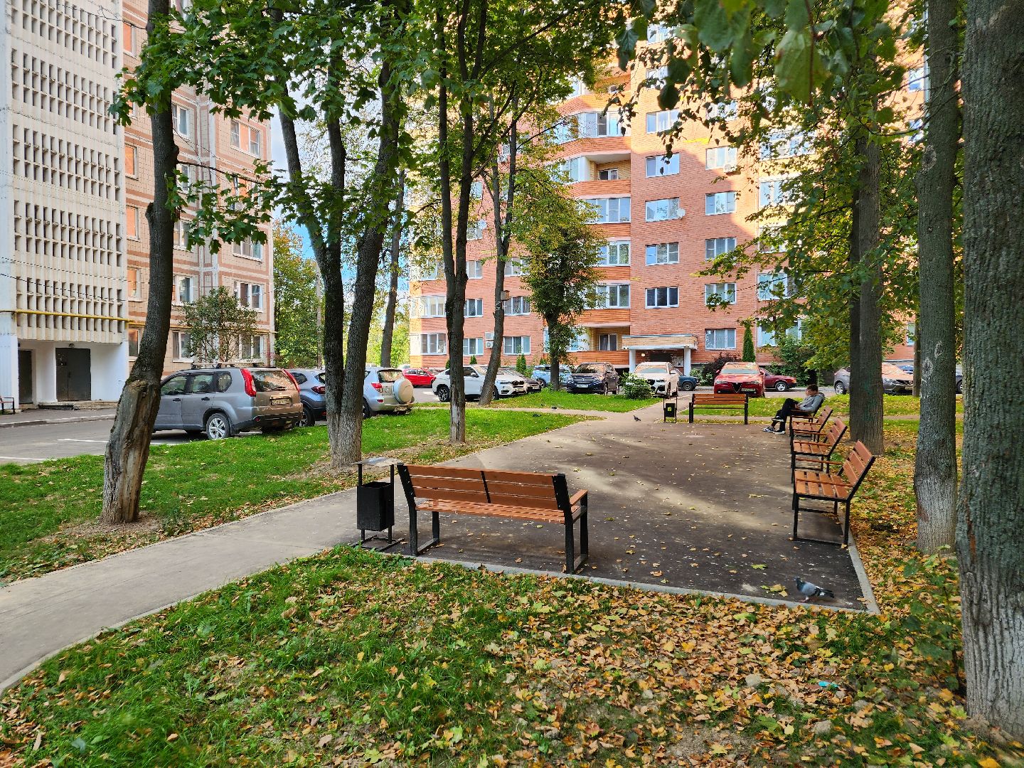 чехов, улица дружбы, благоустройство двора, парковки, автостоянки, парковочные карманы, пешеходные дорожки, тротуары, тропинки, автомобильные проезды, проходы, зоны отдыха, детские площадки, тренажеры, госпрограмма московской области, формирование комфортной городской среды,