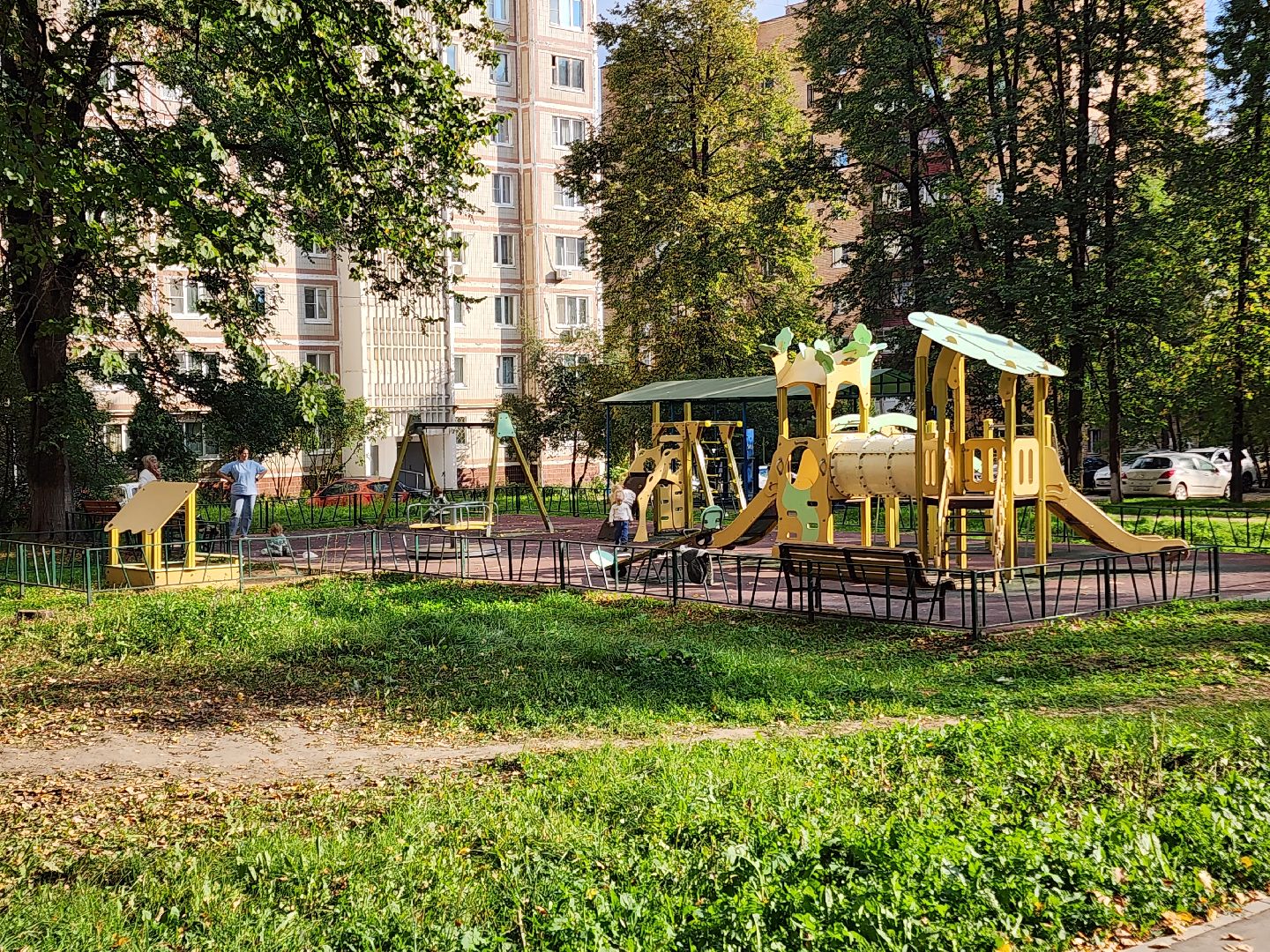 чехов, улица дружбы, благоустройство двора, новая детская площадка, зоны отдыха, лавочки и урны, улучшение освещения, тренажерный комплекс, пешеходные дорожки, расширение парковок, озеленение, госпрограмма московской области, формирование комфортной городской среды,проезды,