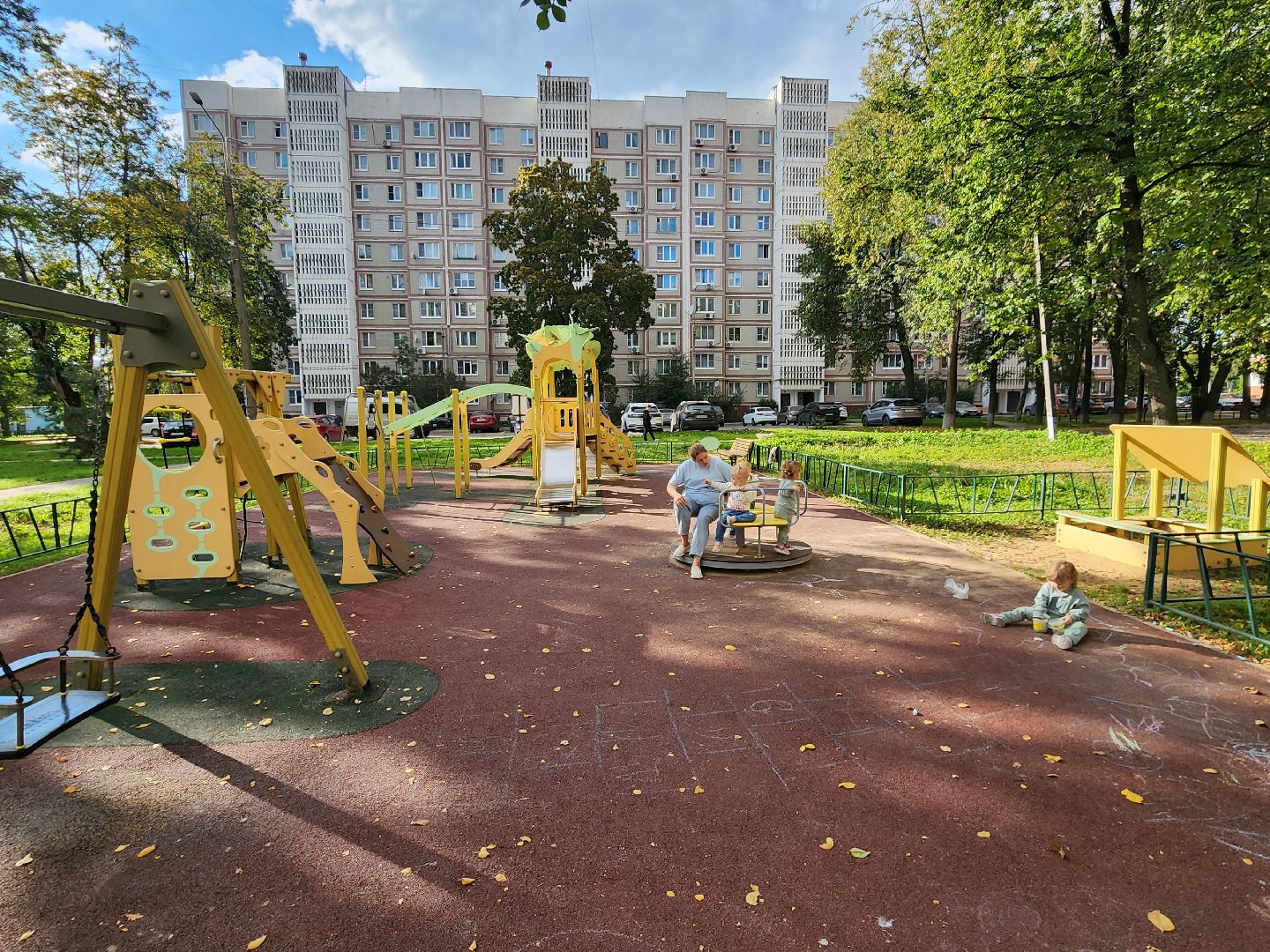 чехов, улица дружбы, благоустройство двора, новая детская площадка, зоны отдыха, лавочки и урны, улучшение освещения, тренажерный комплекс, пешеходные дорожки, расширение парковок, озеленение, госпрограмма московской области, формирование комфортной городской среды,проезды,