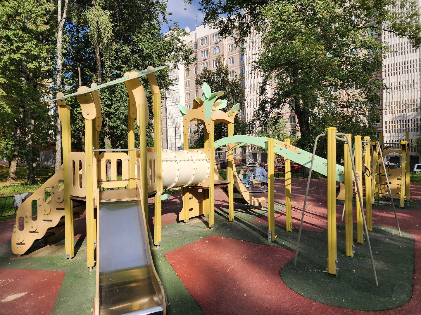 чехов, улица дружбы, благоустройство двора, новая детская площадка, зоны отдыха, лавочки и урны, улучшение освещения, тренажерный комплекс, пешеходные дорожки, расширение парковок, озеленение, госпрограмма московской области, формирование комфортной городской среды,проезды,