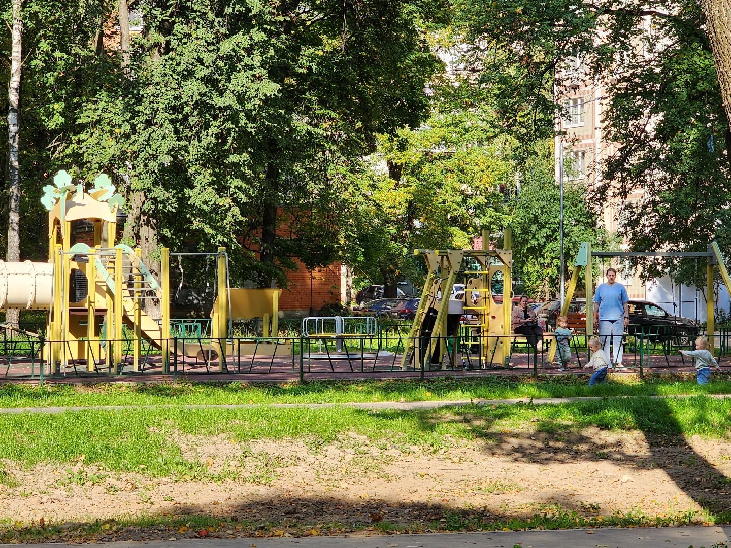 чехов, улица дружбы, благоустройство двора, новая детская площадка, зоны отдыха, лавочки и урны, улучшение освещения, тренажерный комплекс, пешеходные дорожки, расширение парковок, озеленение, госпрограмма московской области, формирование комфортной городской среды,проезды,