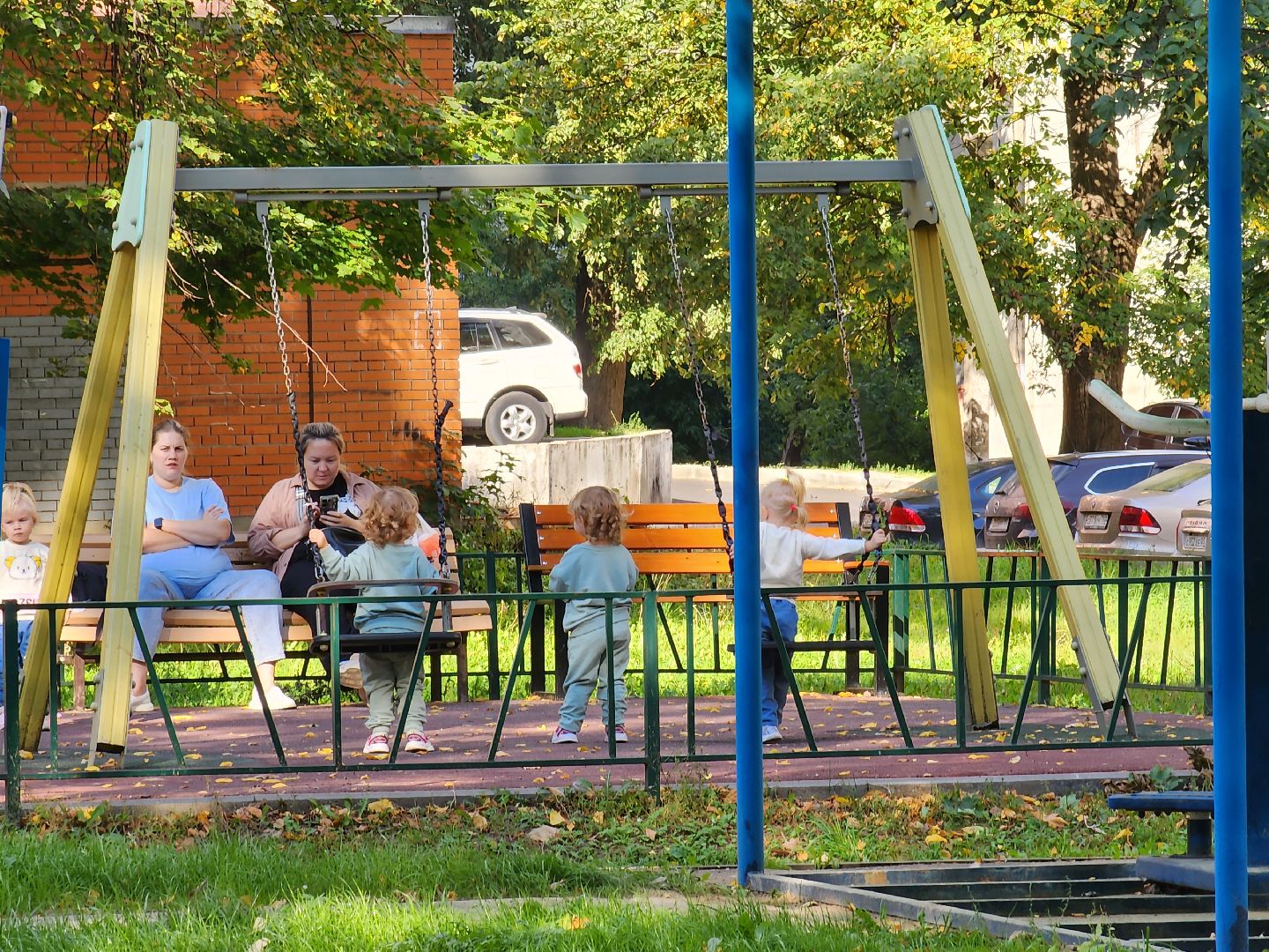 чехов, улица дружбы, благоустройство двора, новая детская площадка, зоны отдыха, лавочки и урны, улучшение освещения, тренажерный комплекс, пешеходные дорожки, расширение парковок, озеленение, госпрограмма московской области, формирование комфортной городской среды,проезды,