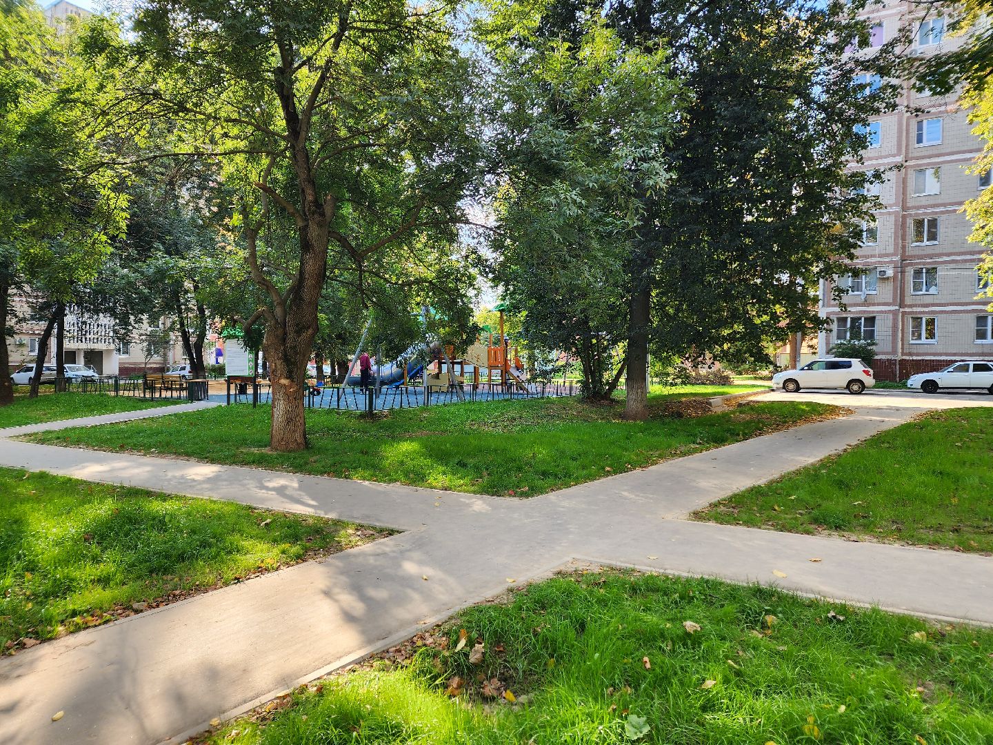 чехов, улица дружбы, благоустройство двора, новая детская площадка, зоны отдыха, лавочки и урны, улучшение освещения, тренажерный комплекс, пешеходные дорожки, расширение парковок, озеленение, госпрограмма московской области, формирование комфортной городской среды,проезды,
