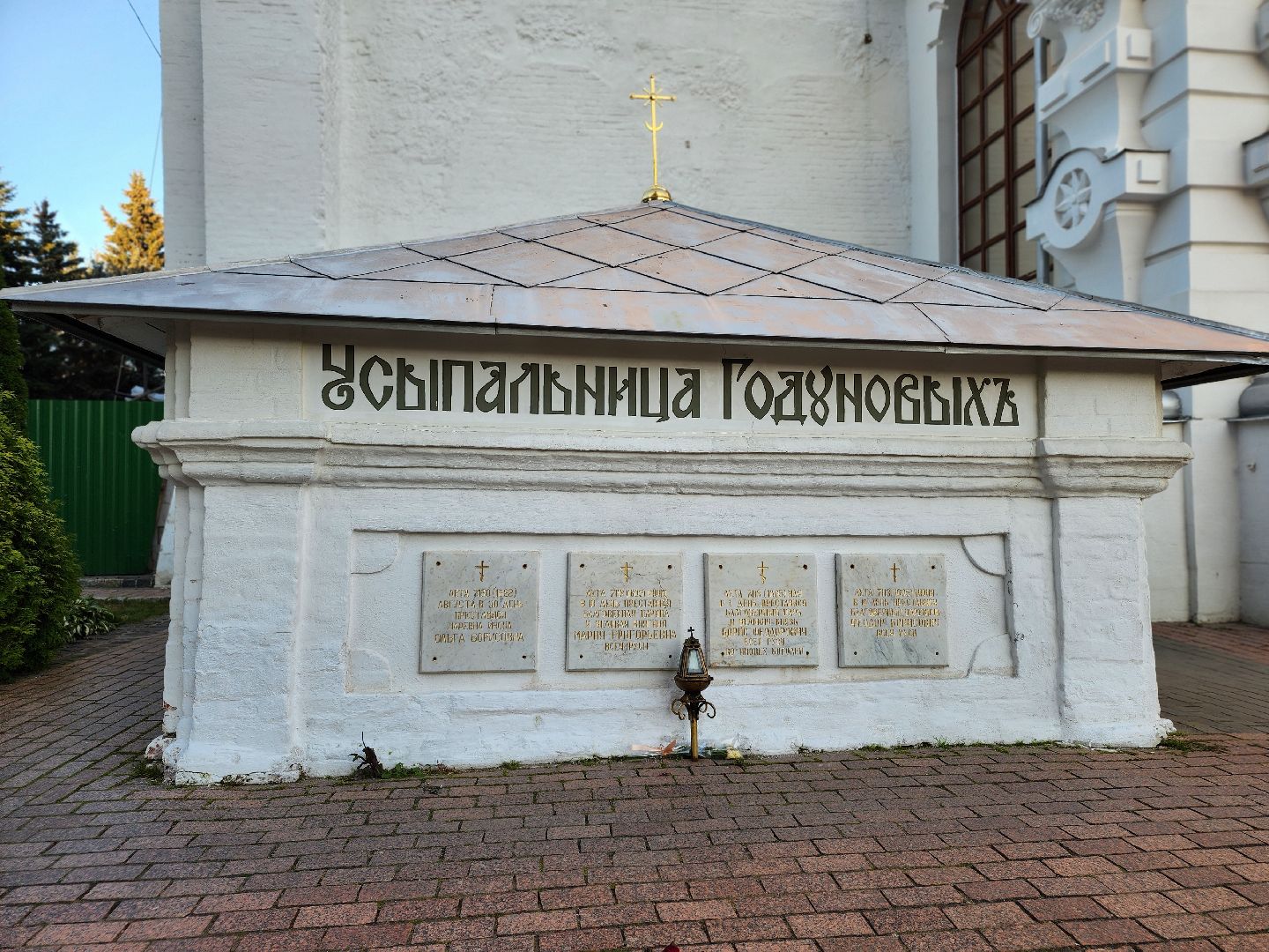 сергиев посад, сергиево-посадский городской округ, троице-сергиева лавра, сергиево-посадский музей-заповедник, под крышей, некрополь, знаменитые могилы, годуновы, могилы лавры, захоронения в лавре, кладбище троице-сергиевой лавры,