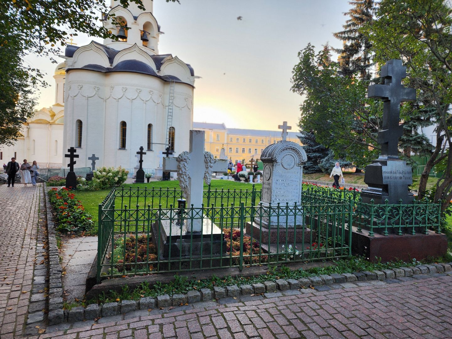 сергиев посад, сергиево-посадский городской округ, троице-сергиева лавра, сергиево-посадский музей-заповедник, под крышей, некрополь, знаменитые могилы, годуновы, могилы лавры, захоронения в лавре, кладбище троице-сергиевой лавры,