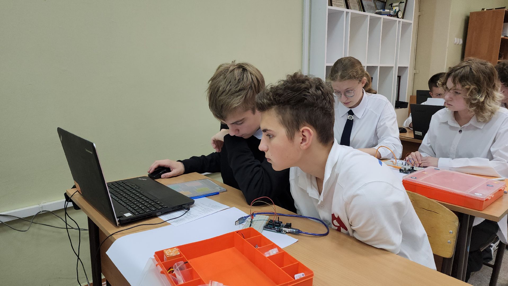пушкинский округ, правдинский, образовательный комплекс, точка роста, програмирование, учащиеся, робототехника,язык программирования, светодиоды, светофор, предпрофессиональные классы,