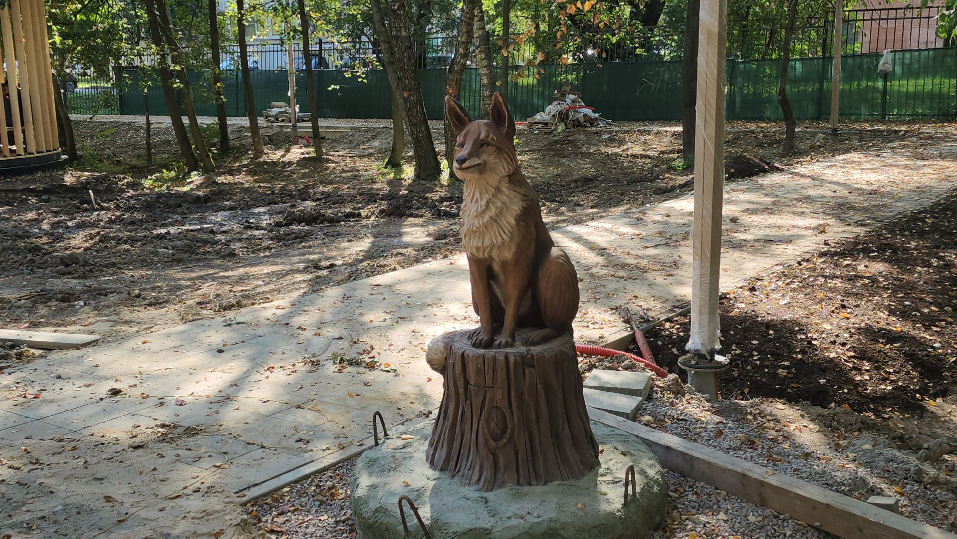 серпухов, реконструкция парка питомник в серпухове, скульптуры зверей в парке питомник, павлин в парке питомник,
