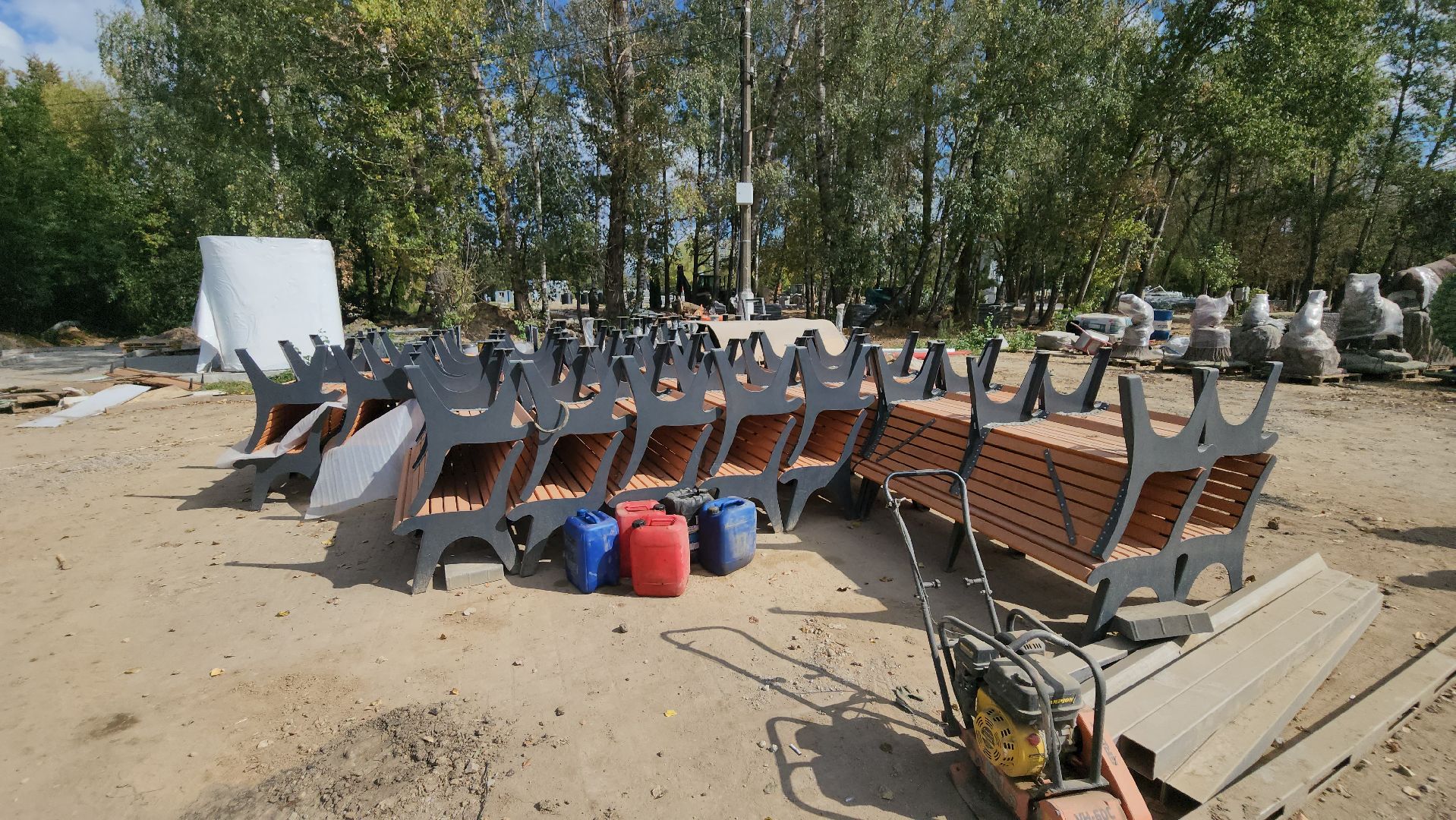 серпухов, реконструкция парка питомник в серпухове, скульптуры зверей в парке питомник, павлин в парке питомник,