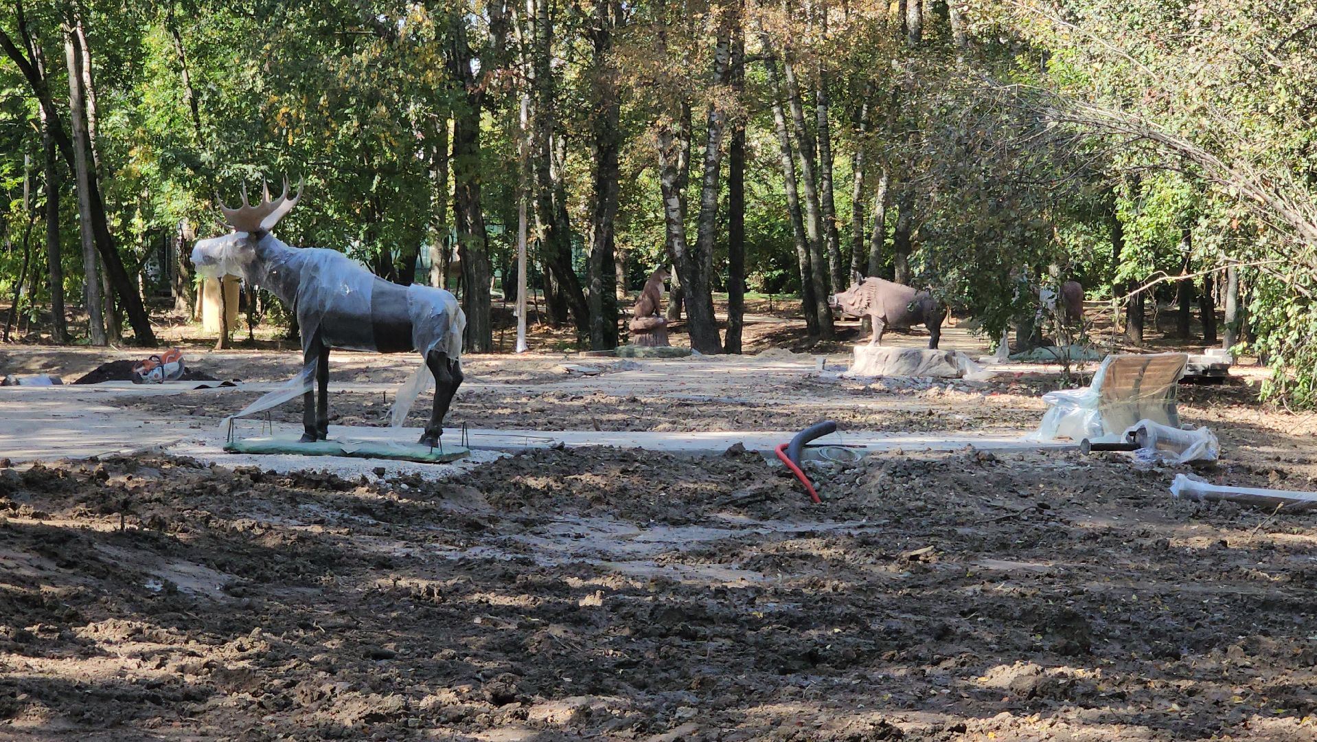 серпухов, реконструкция парка питомник в серпухове, скульптуры зверей в парке питомник, павлин в парке питомник,