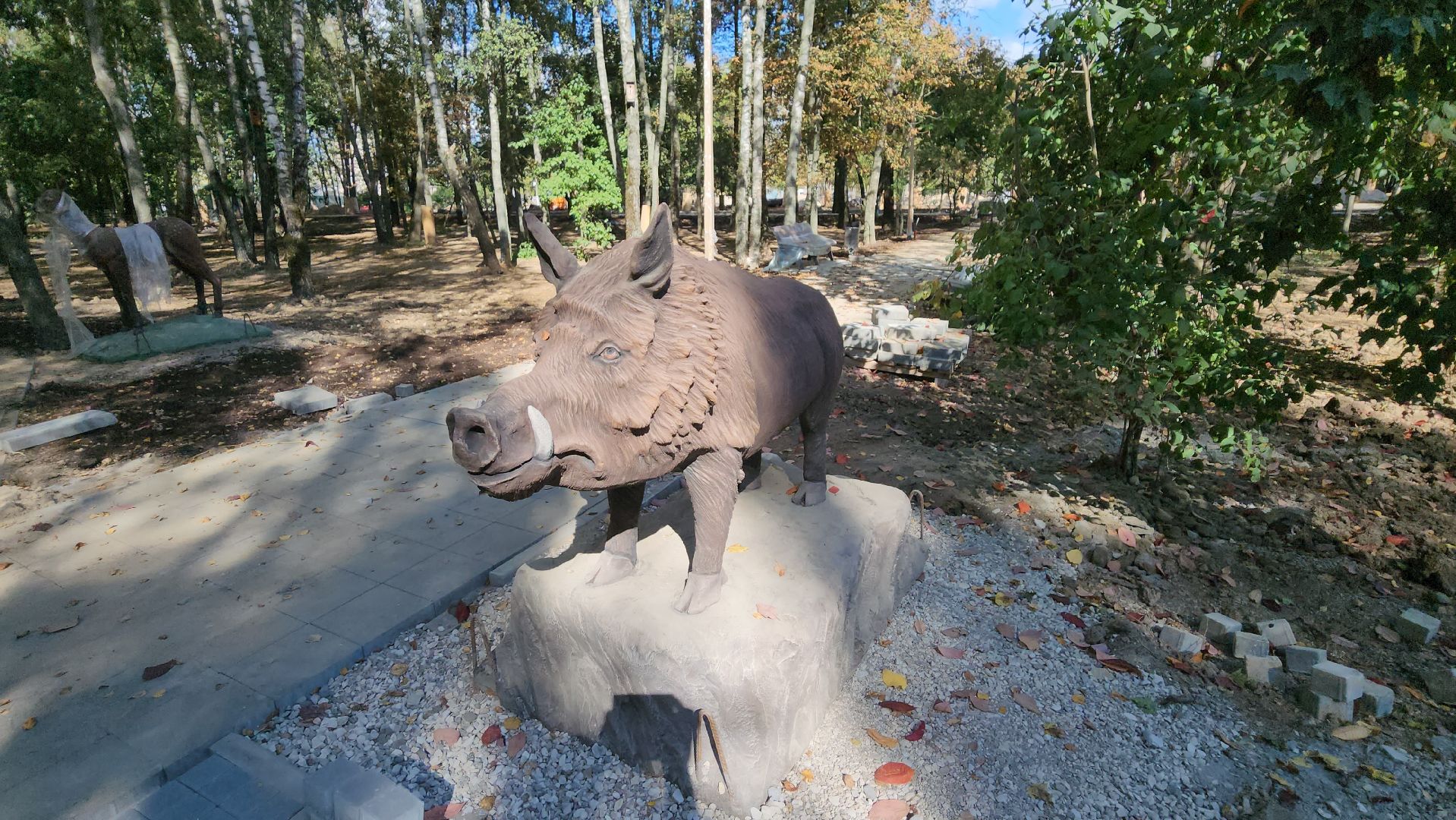 серпухов, реконструкция парка питомник в серпухове, скульптуры зверей в парке питомник, павлин в парке питомник,