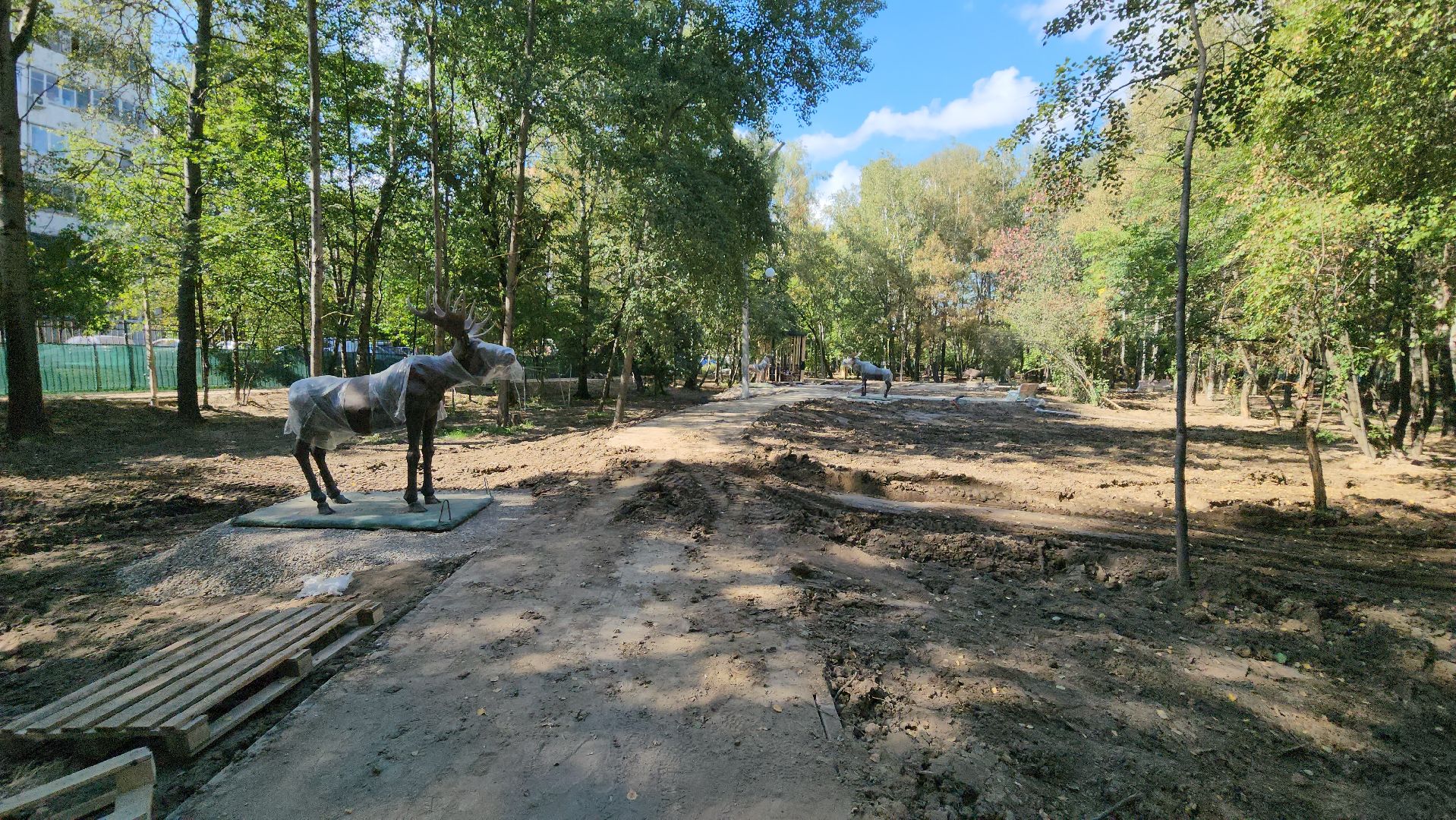 серпухов, реконструкция парка питомник в серпухове, скульптуры зверей в парке питомник, павлин в парке питомник,